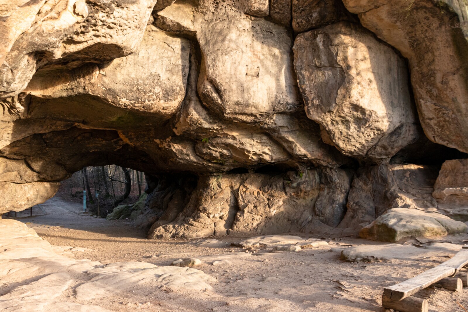Die Höhle am Kuhstall in der Sächsischen Schweiz Die Höhle am Kuhstall in der Sächsischen Schweiz