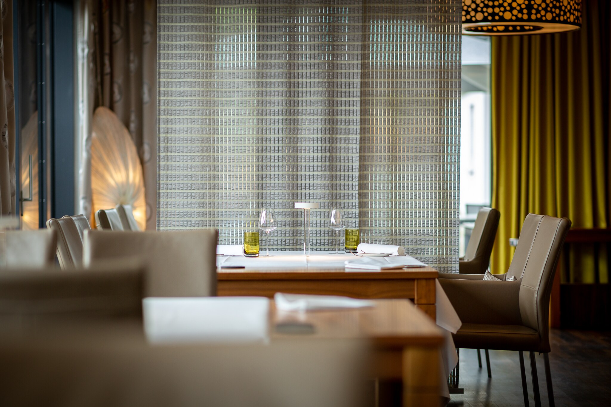 Ein mit Gläsern gedeckter Tisch im Restaurant