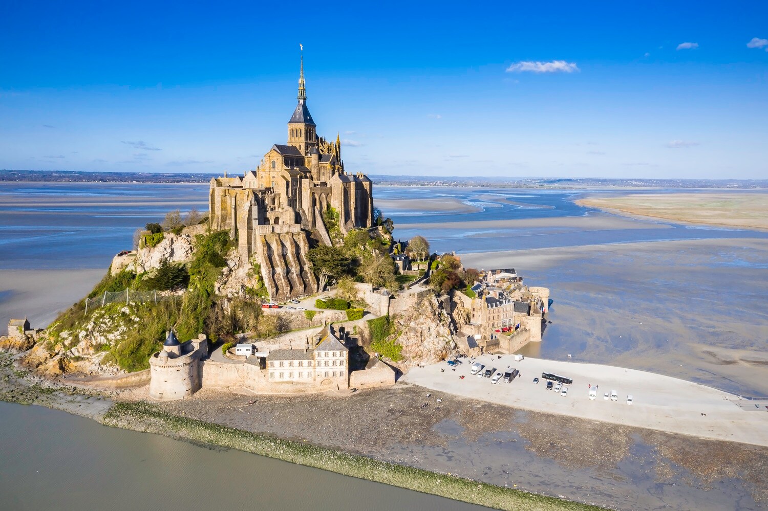 Die Klosterinsel Mont-Saint-Michel umgeben von Wasser und Sand. Die Klosterinsel Mont-Saint-Michel umgeben von Wasser und Sand.