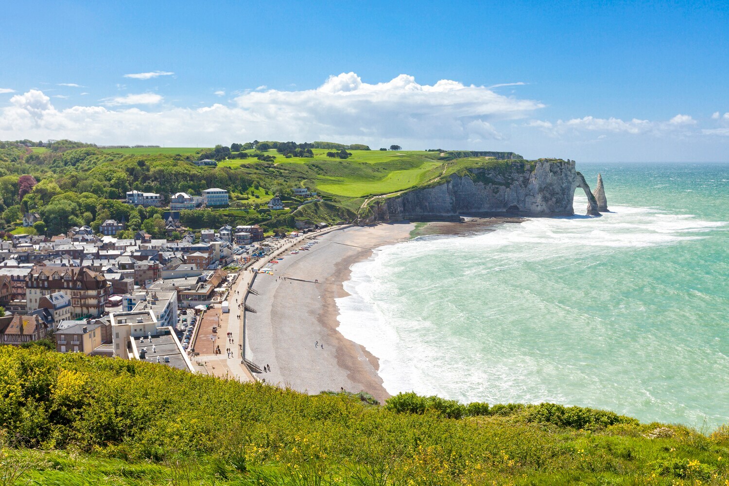 Panoramablick über französischen Ort neben den Kreidefelsen.