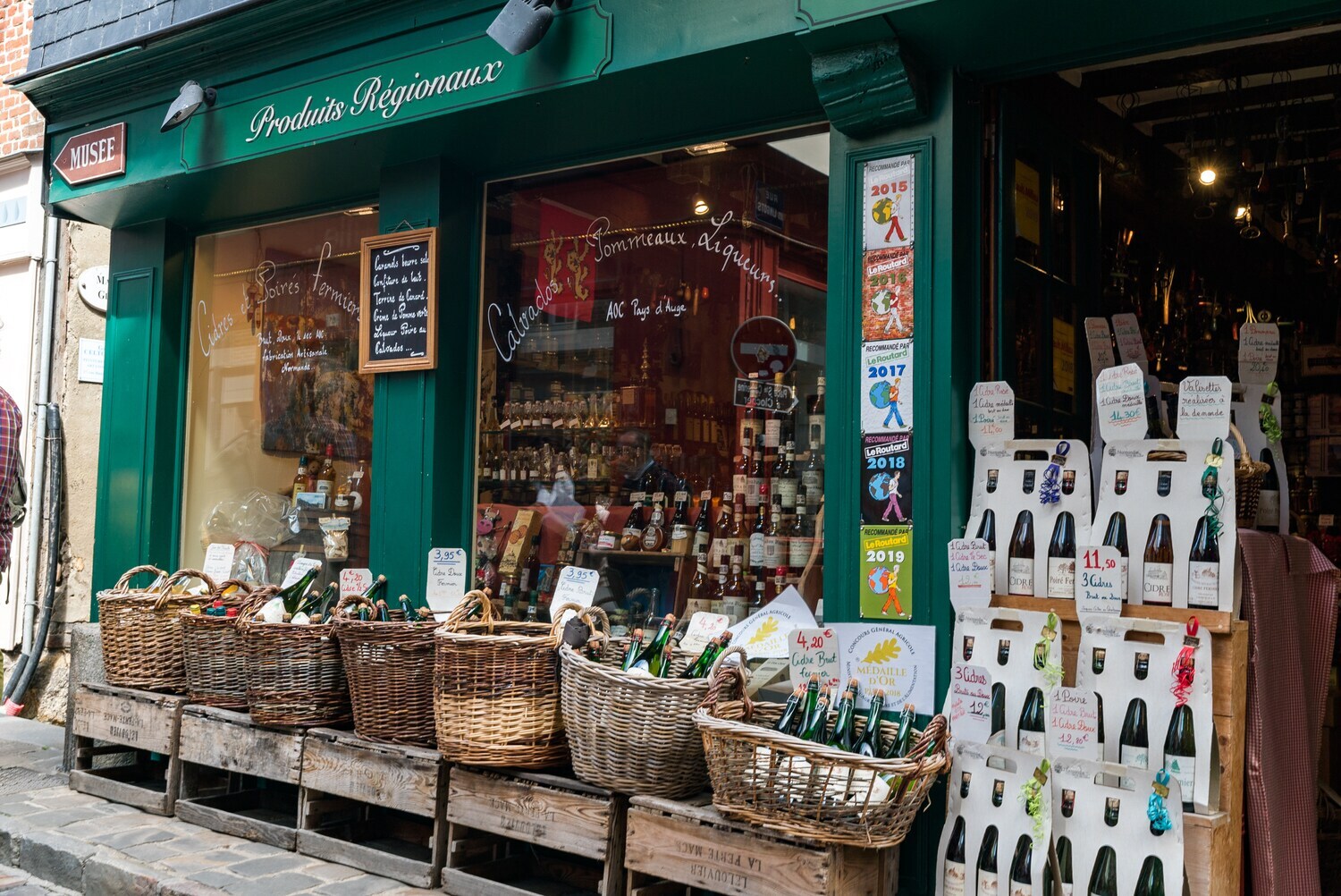 Ein historischer Laden mit regionalen Spezialitäten zum Kauf. Ein historischer Laden mit regionalen Spezialitäten zum Kauf.