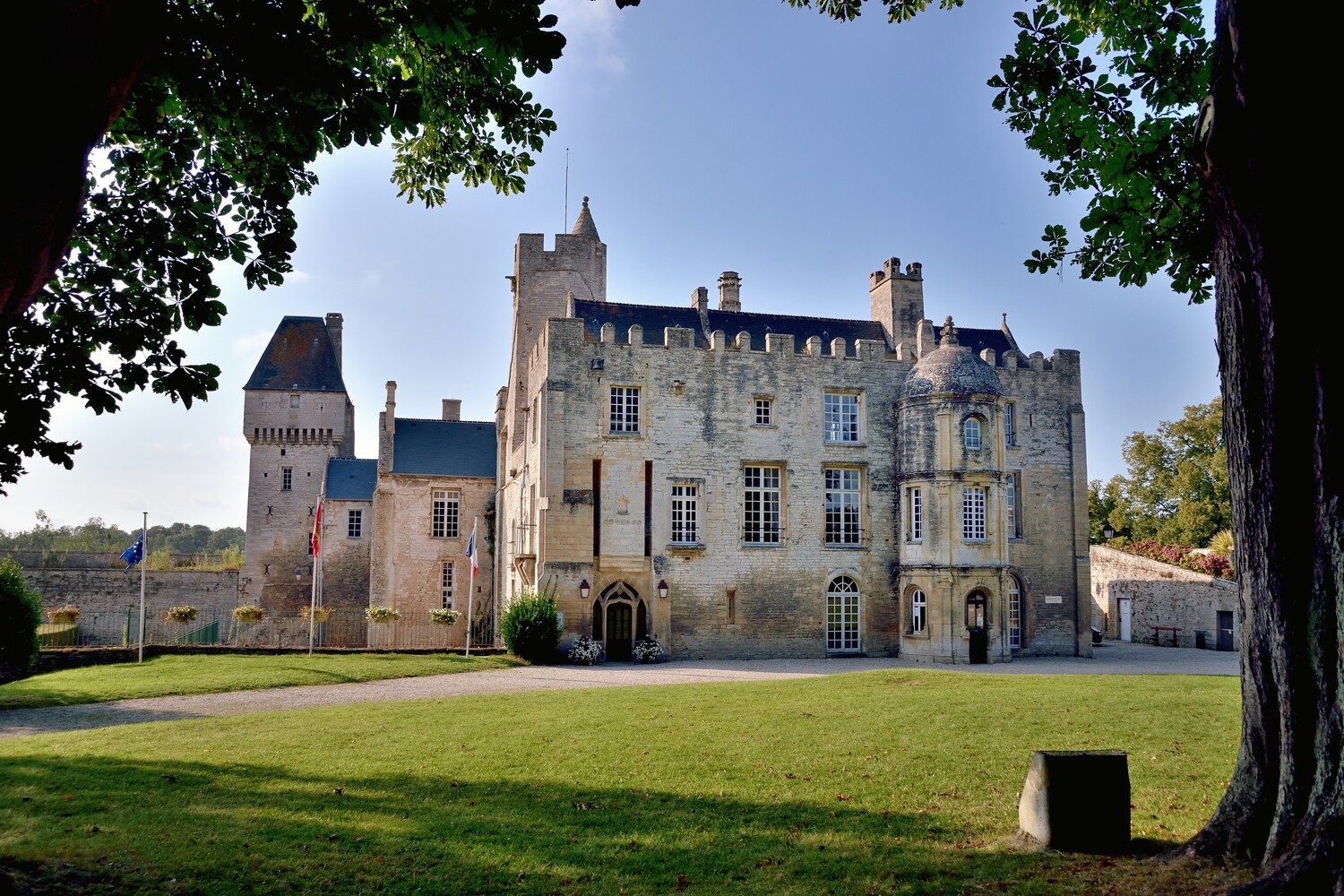 Ein imposantes Schloss auf einem gepflegten Grundstück. Ein imposantes Schloss auf einem gepflegten Grundstück.