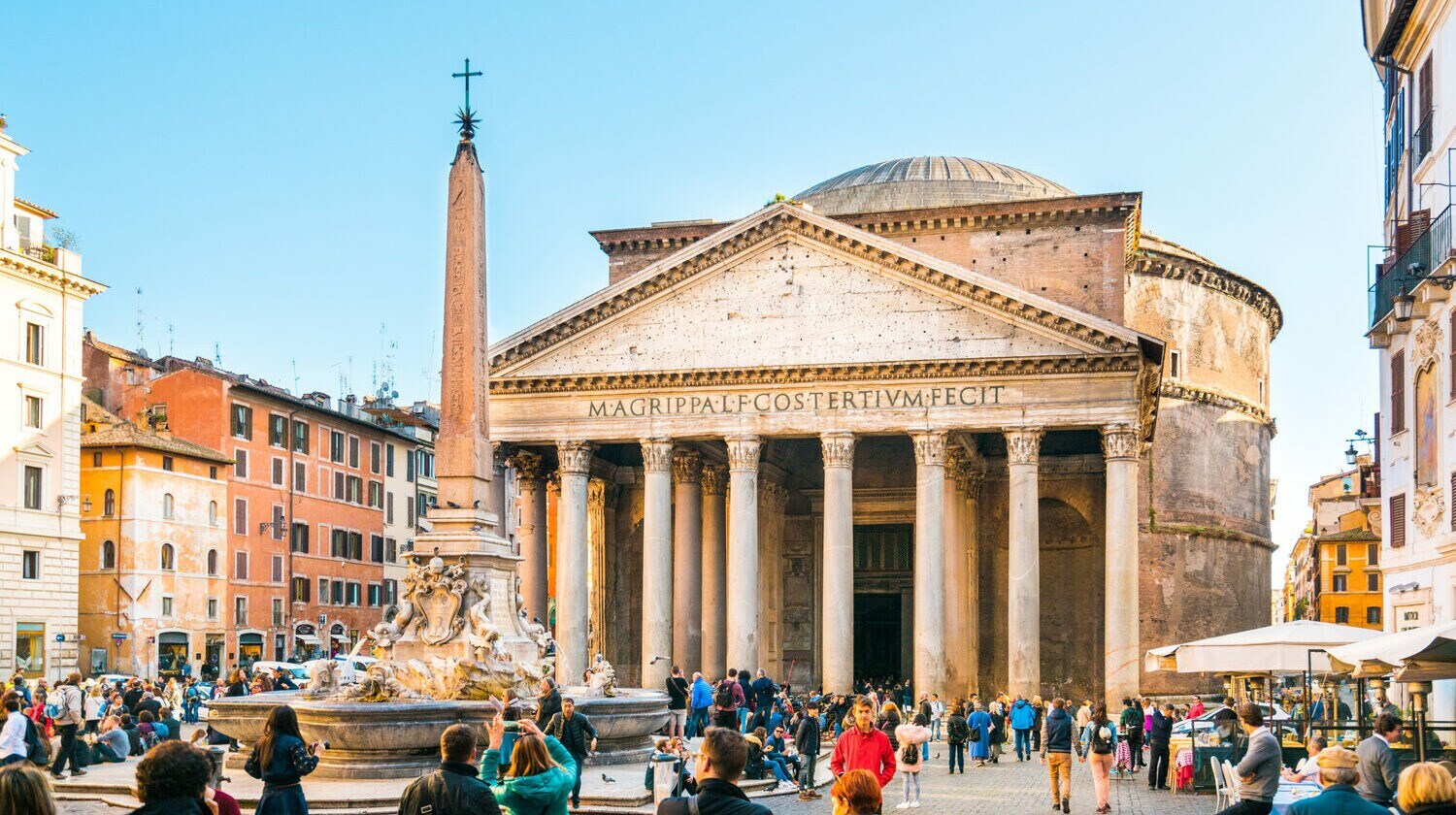 Blick auf das Pantheon in Rom und den Obelisken auf der Piazza della Rotonda