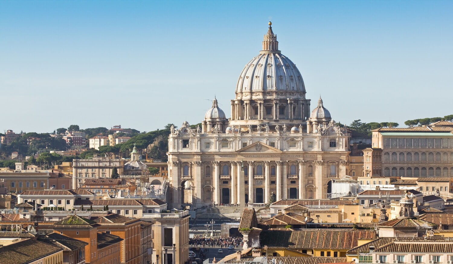 Blick auf den imposanten Petersdom