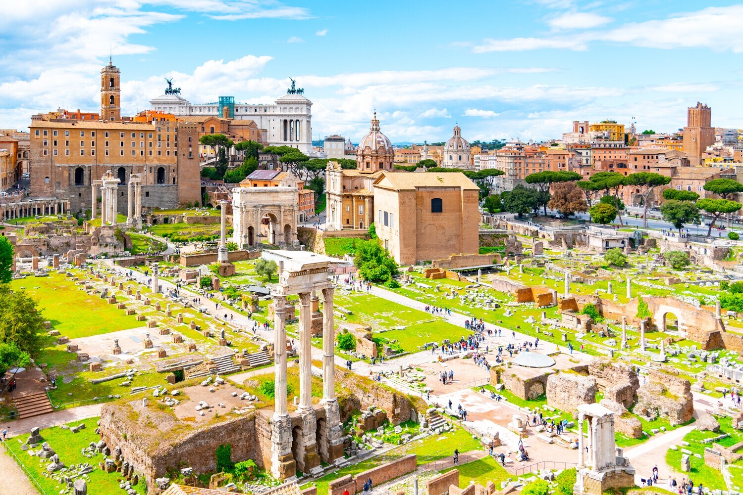 Blick von oben auf die Ruinen des Forum Romanum.