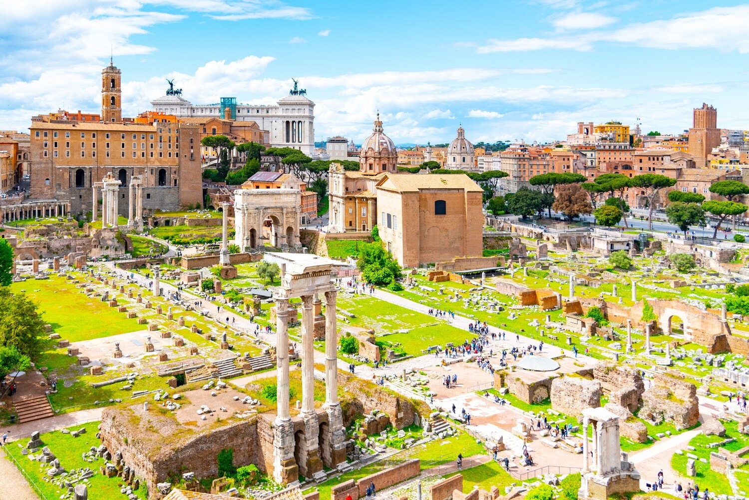Blick von oben auf die Ruinen des Forum Romanum. Blick von oben auf die Ruinen des Forum Romanum.