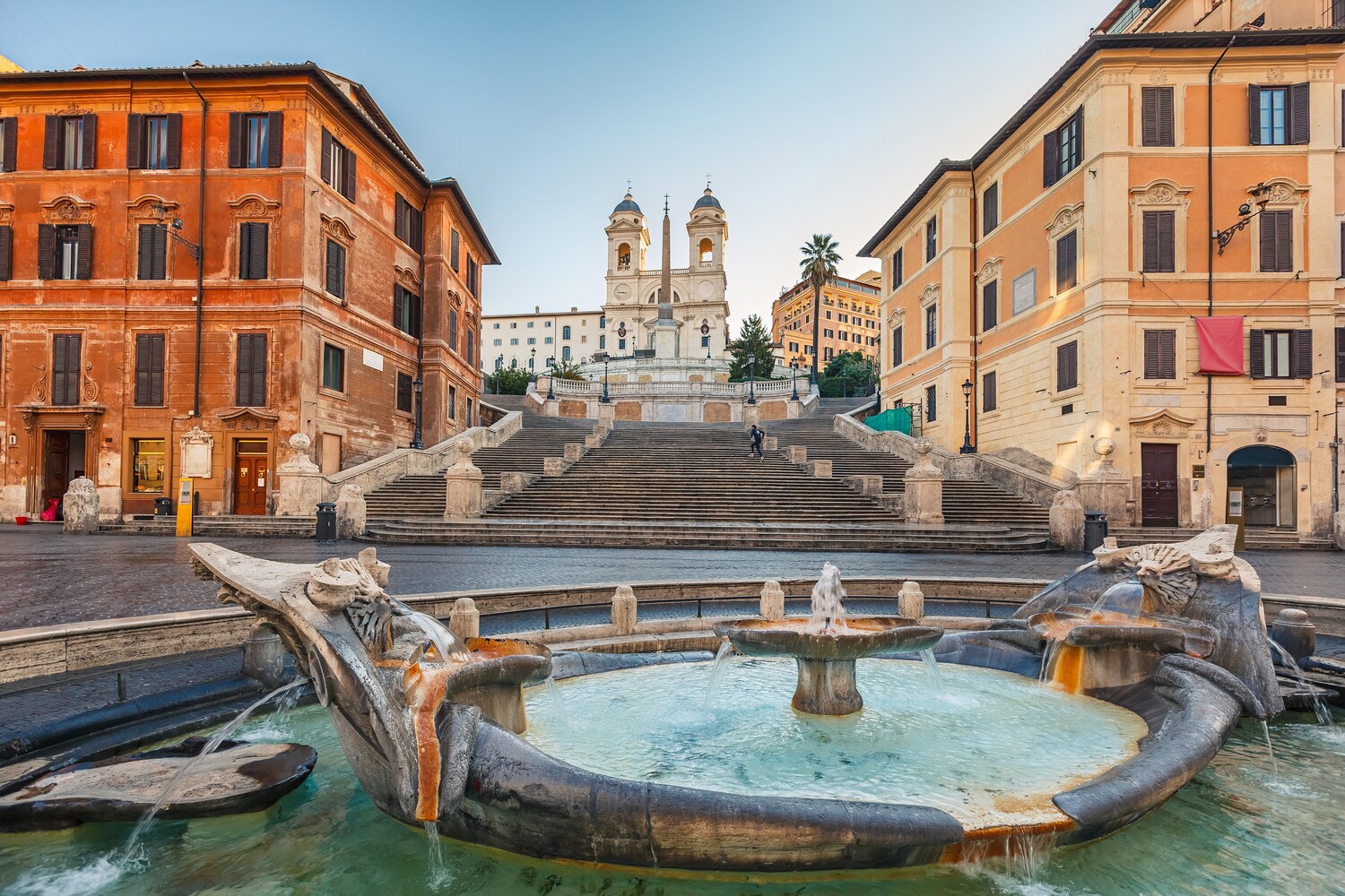 Blick auf die Spanische Treppe mit dem bekannten Brunnen auf dem spanischen Platz.