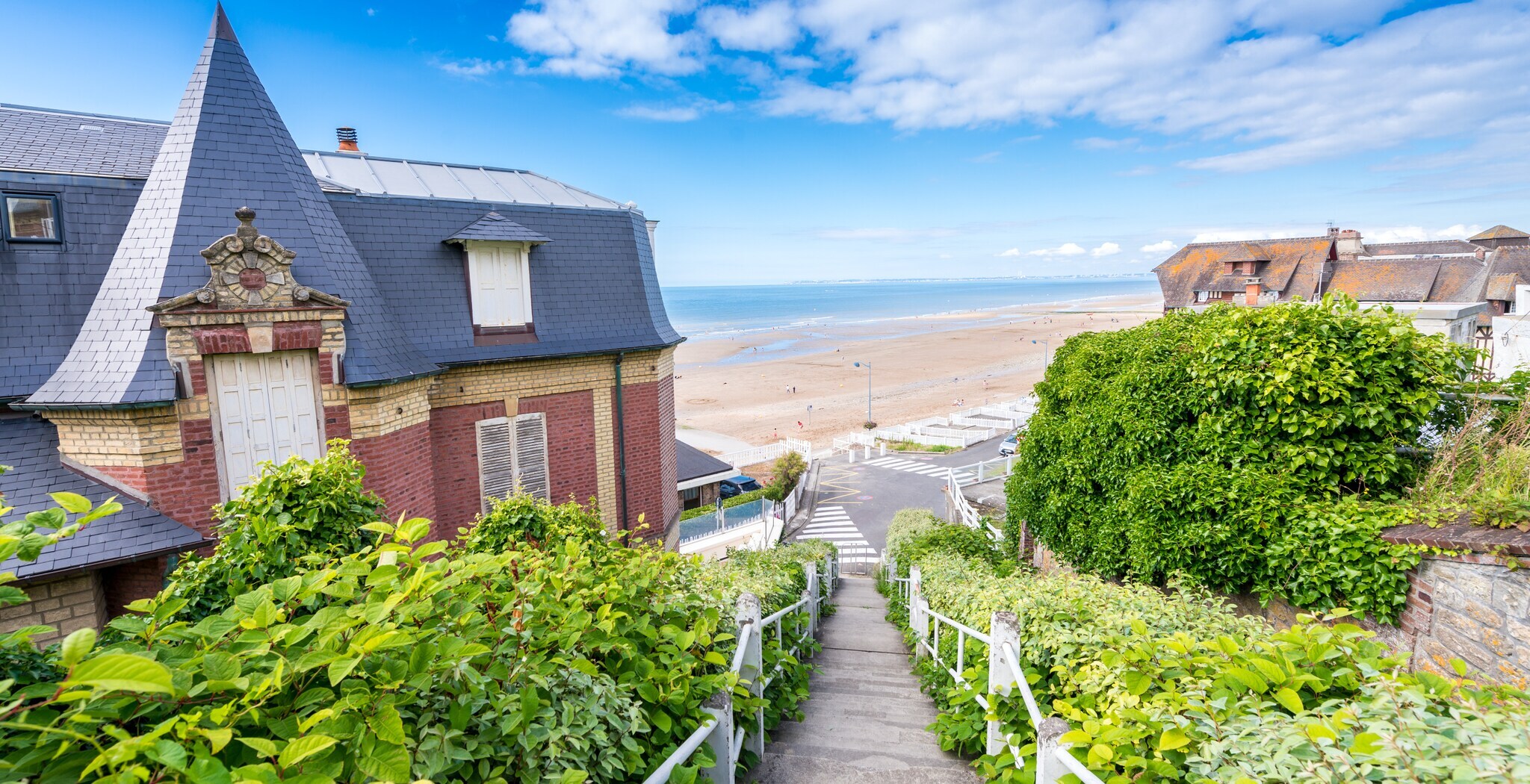Ein schmaler Weg, der zwischen Häusern hinunter zum Strand führt. Ein schmaler Weg, der zwischen Häusern hinunter zum Strand führt.