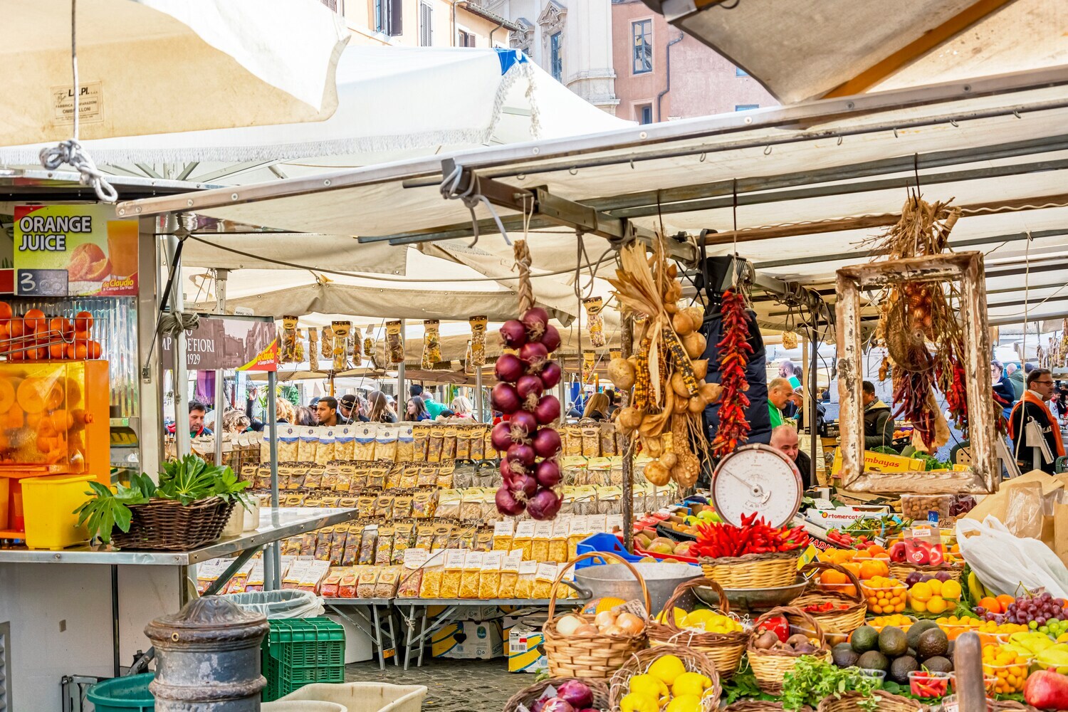Ansicht des Gemüsemarktes auf der Piazza Campo de’ Fiori in Rom