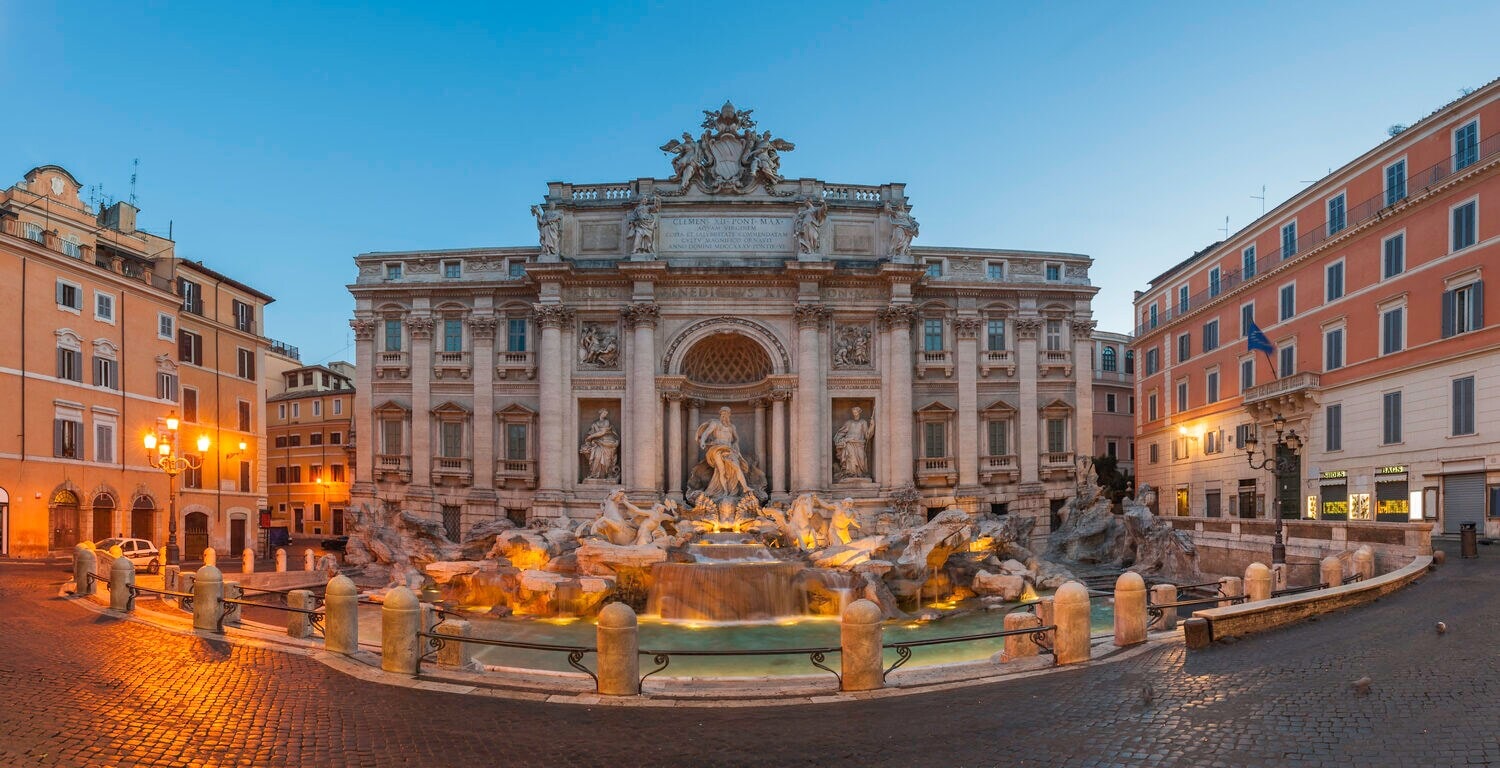 Der Trevibrunnen in Rom in der Abenddämmerung Der Trevibrunnen in Rom in der Abenddämmerung