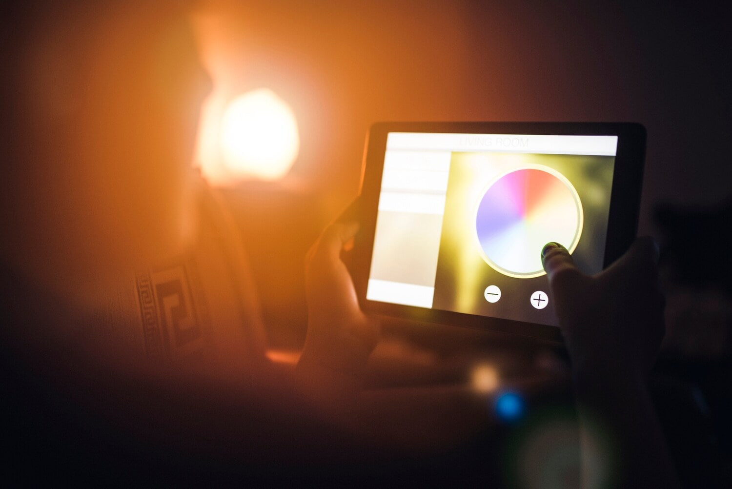 Eine Person steuert über das Tablet die Farben der Beleuchtung. Eine Person steuert über das Tablet die Farben der Beleuchtung.