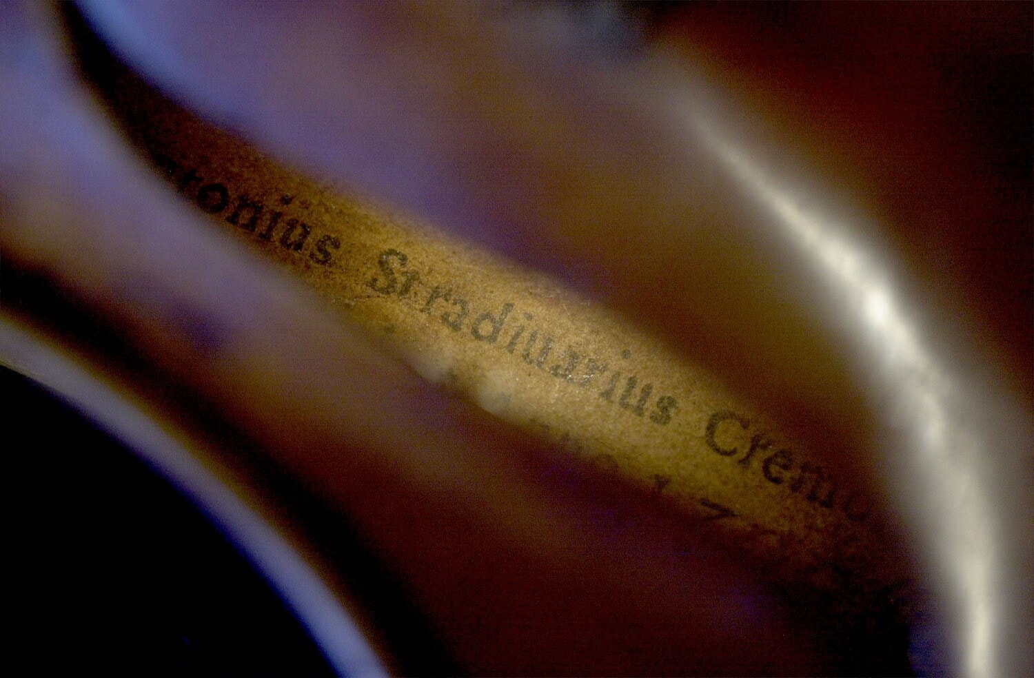 Die Signatur von Antonio Stradivari während einer Auktion bei Christie’s Die Signatur von Antonio Stradivari während einer Auktion bei Christie’s