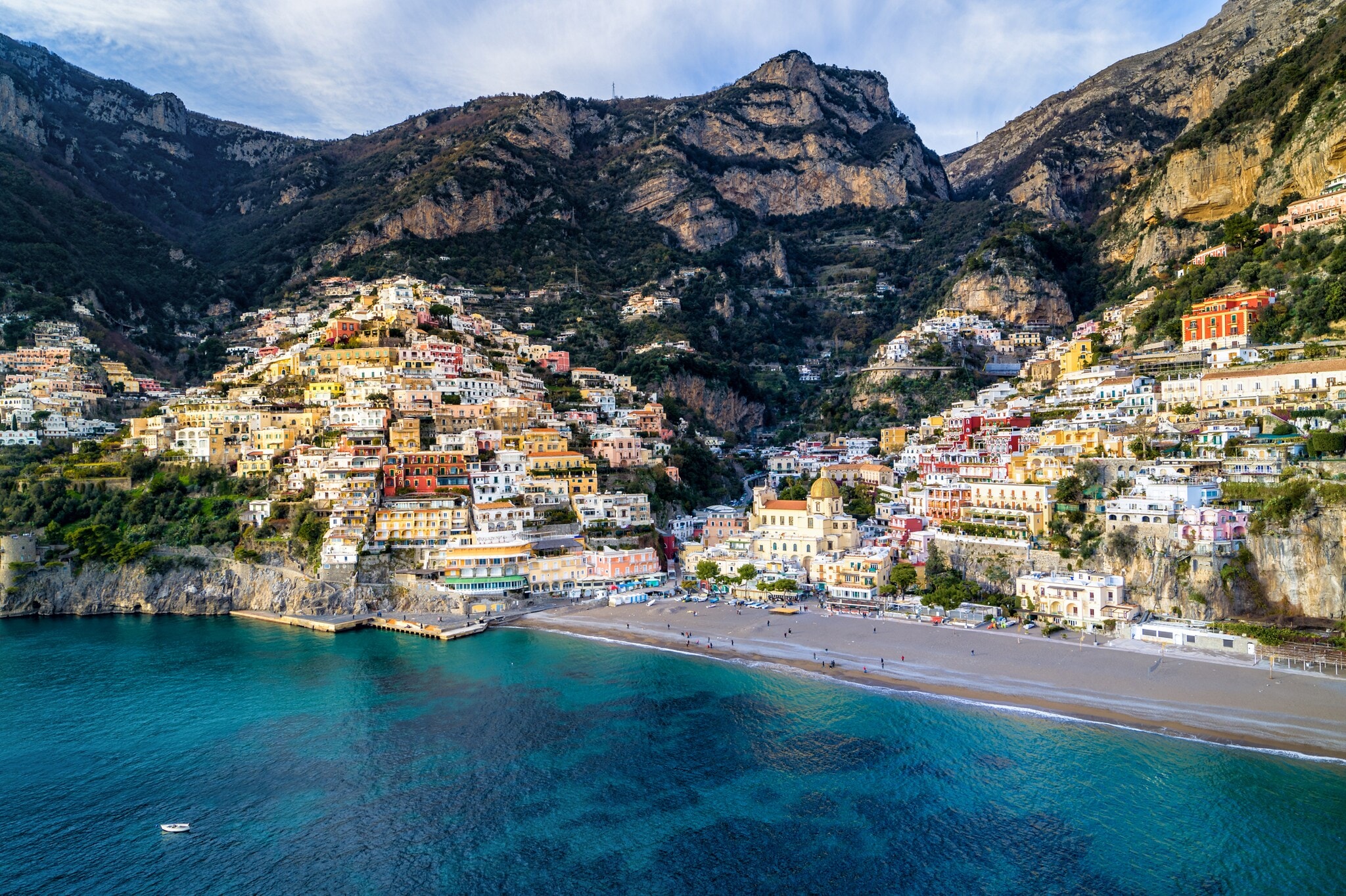 Luftaufnahme von dem Ort Positano mit Blick auf die bunten Häuser. Luftaufnahme von dem Ort Positano mit Blick auf die bunten Häuser.