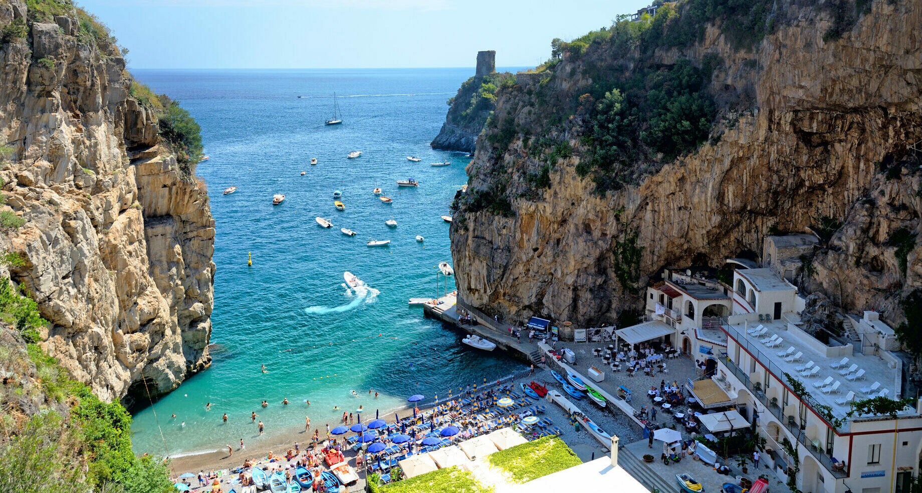 Ein gut besuchter Strand in einer kleinen Bucht. Ein gut besuchter Strand in einer kleinen Bucht.