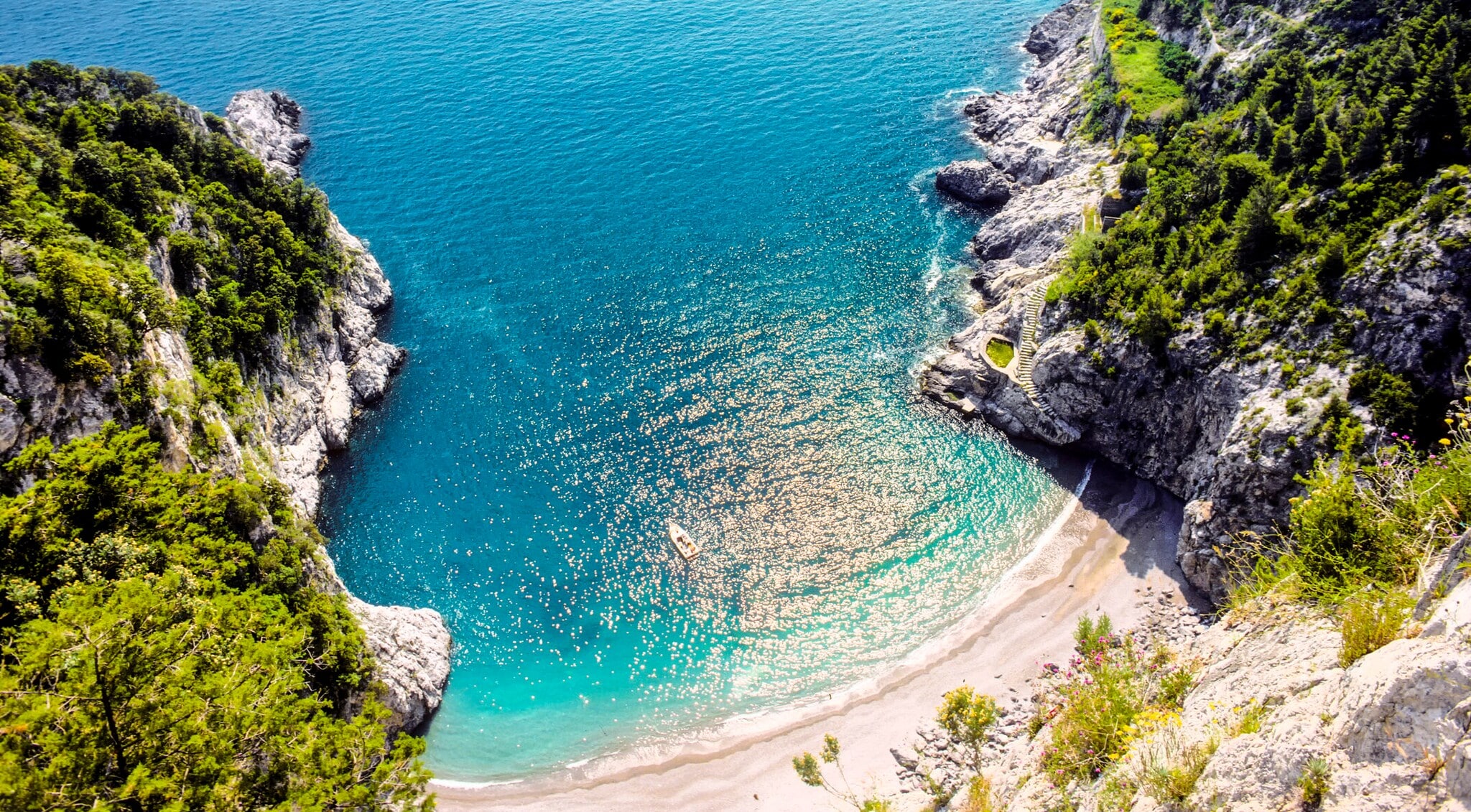 Idyllischer und einsamer Strand in Italien von oben. Idyllischer und einsamer Strand in Italien von oben.