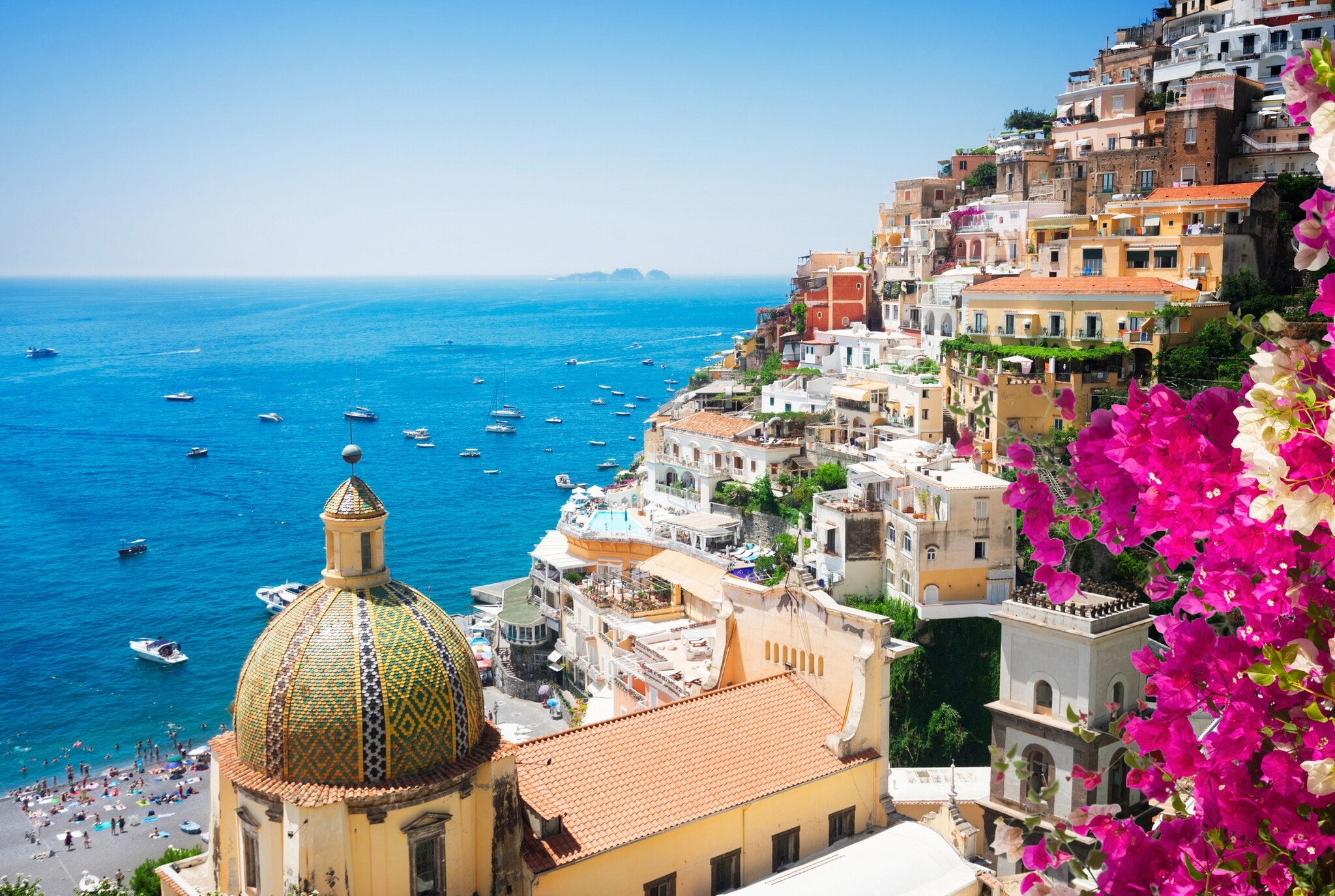 Blick über eine italienische Stadt am Hang Blick über eine italienische Stadt am Hang