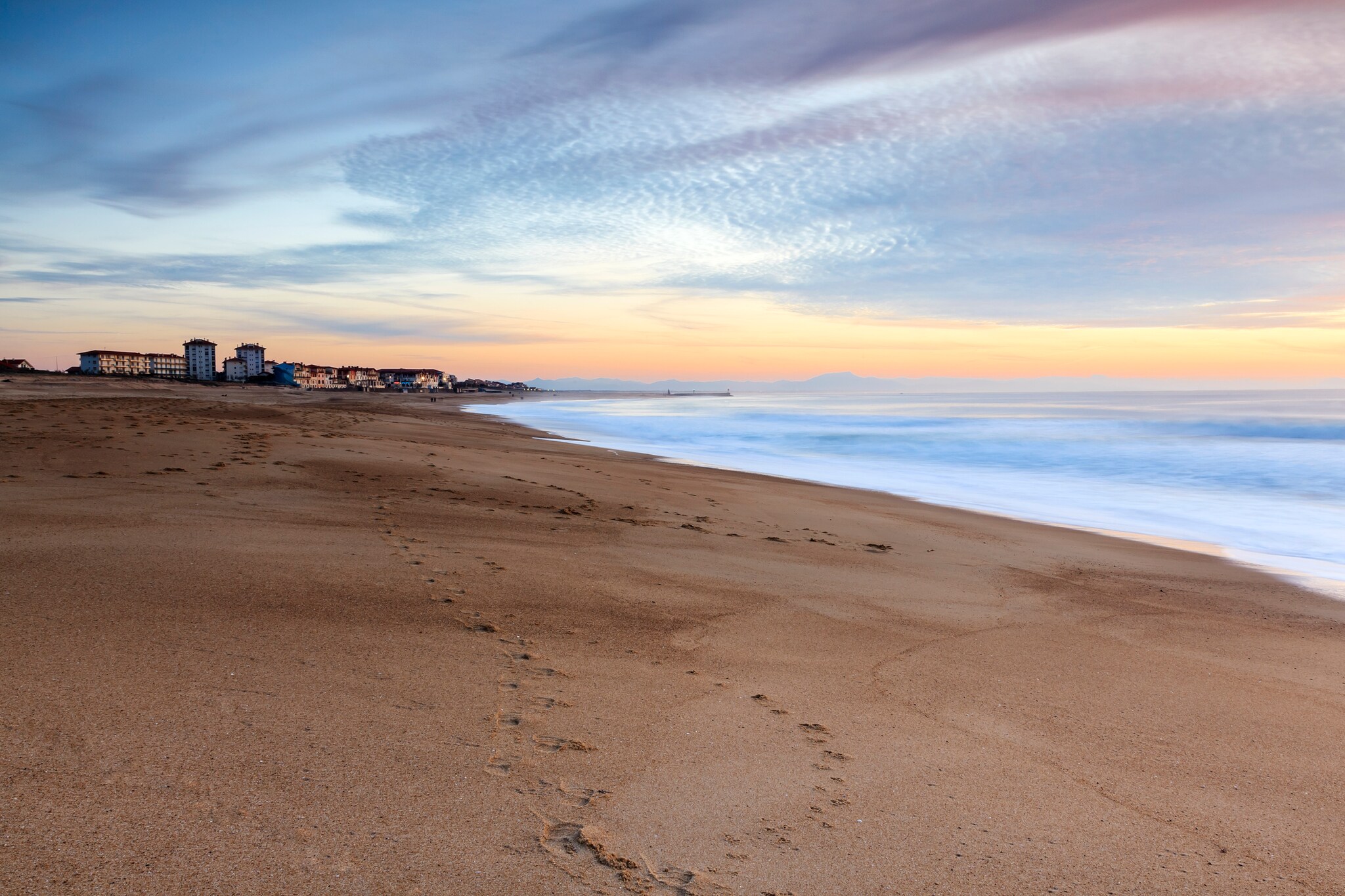 Weitläufiger Sandstrand im Sonnenuntergang