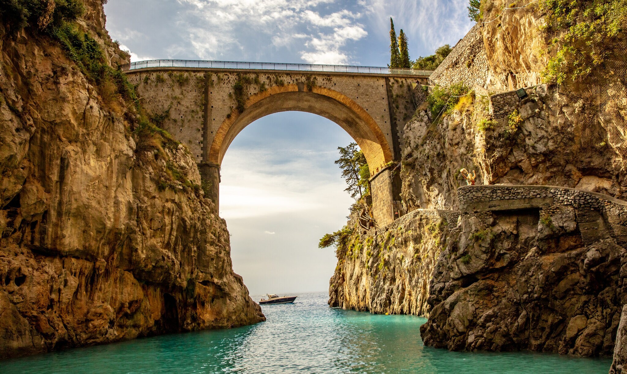 Eine Steinbrücke führt über eine Schlucht.