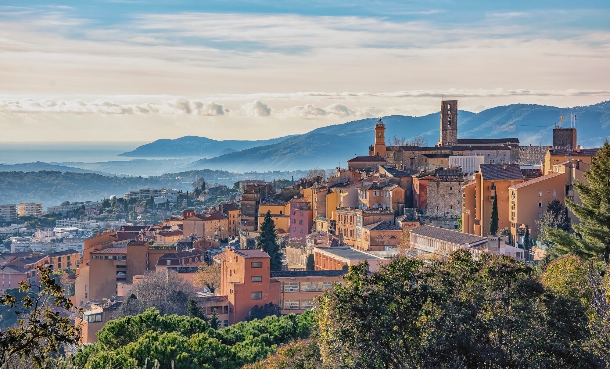 Eine französische Stadt mit Blick aufs Meer in der Ferne Eine französische Stadt mit Blick aufs Meer in der Ferne