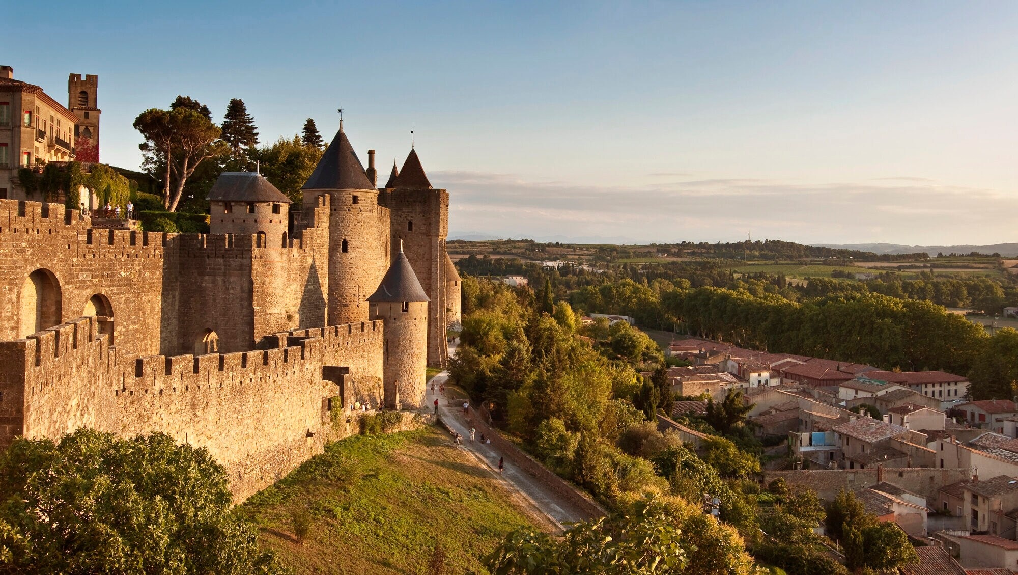 Mittelalterliche Festungsstadt Carcassonne im warmen Abendlicht Mittelalterliche Festungsstadt Carcassonne im warmen Abendlicht