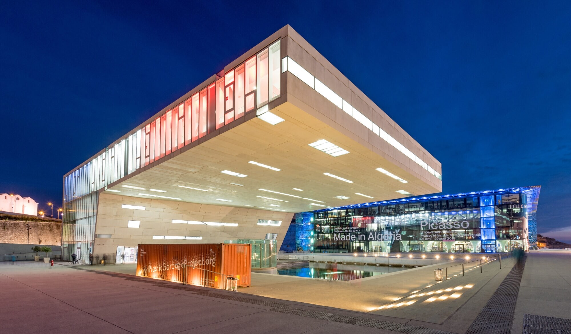 Moderner Gebäudekomplex bei Nacht Moderner Gebäudekomplex bei Nacht