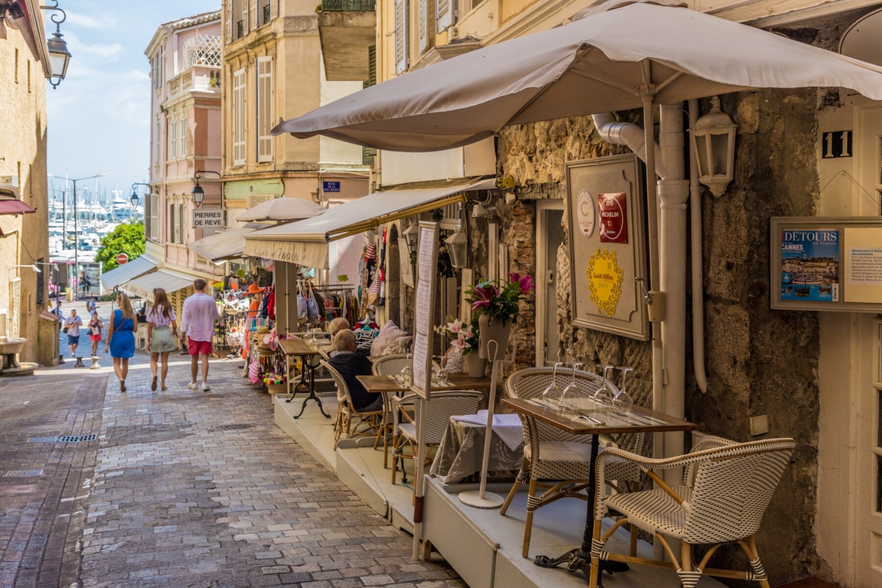 Eine malerische Gasse in Cannes mit Sitzmöglichkeiten am Rand Eine malerische Gasse in Cannes mit Sitzmöglichkeiten am Rand