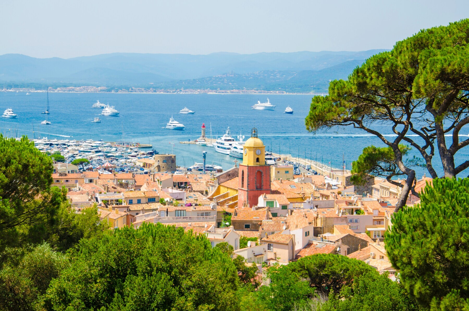 Blick über Saint-Tropez mit dem Meer und Yachten im Hintergrund