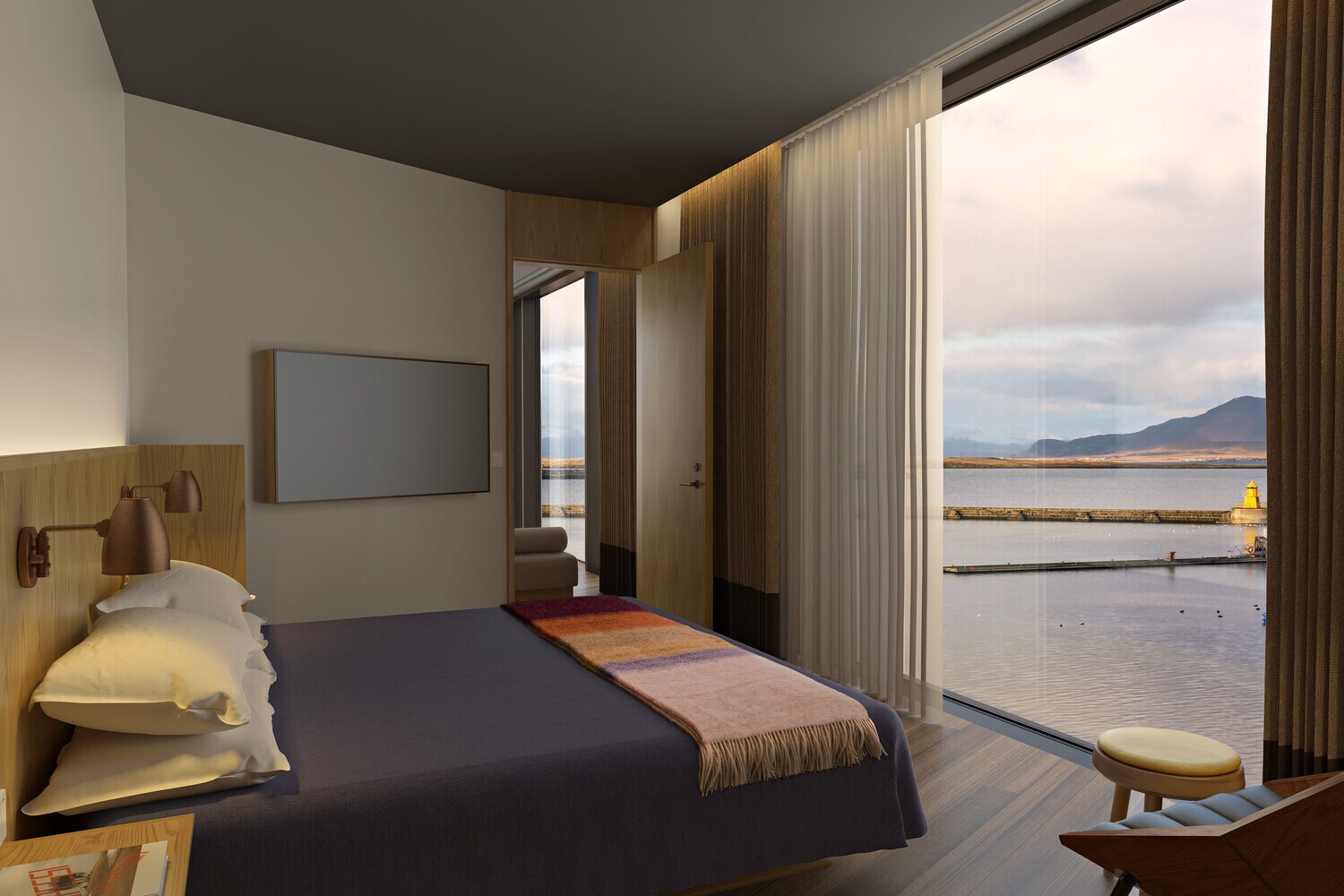 Hotelzimmer mit Bett und einer Aussicht auf Wasser und Berge