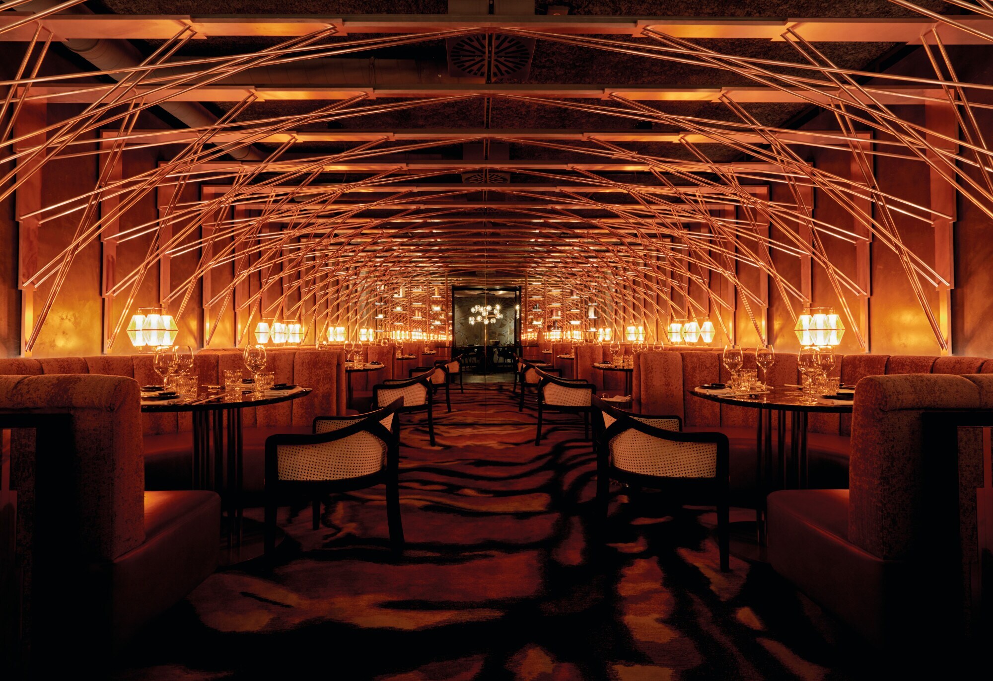 Stählerne Kunstinstallation im Innenraum eines Restaurants Stählerne Kunstinstallation im Innenraum eines Restaurants