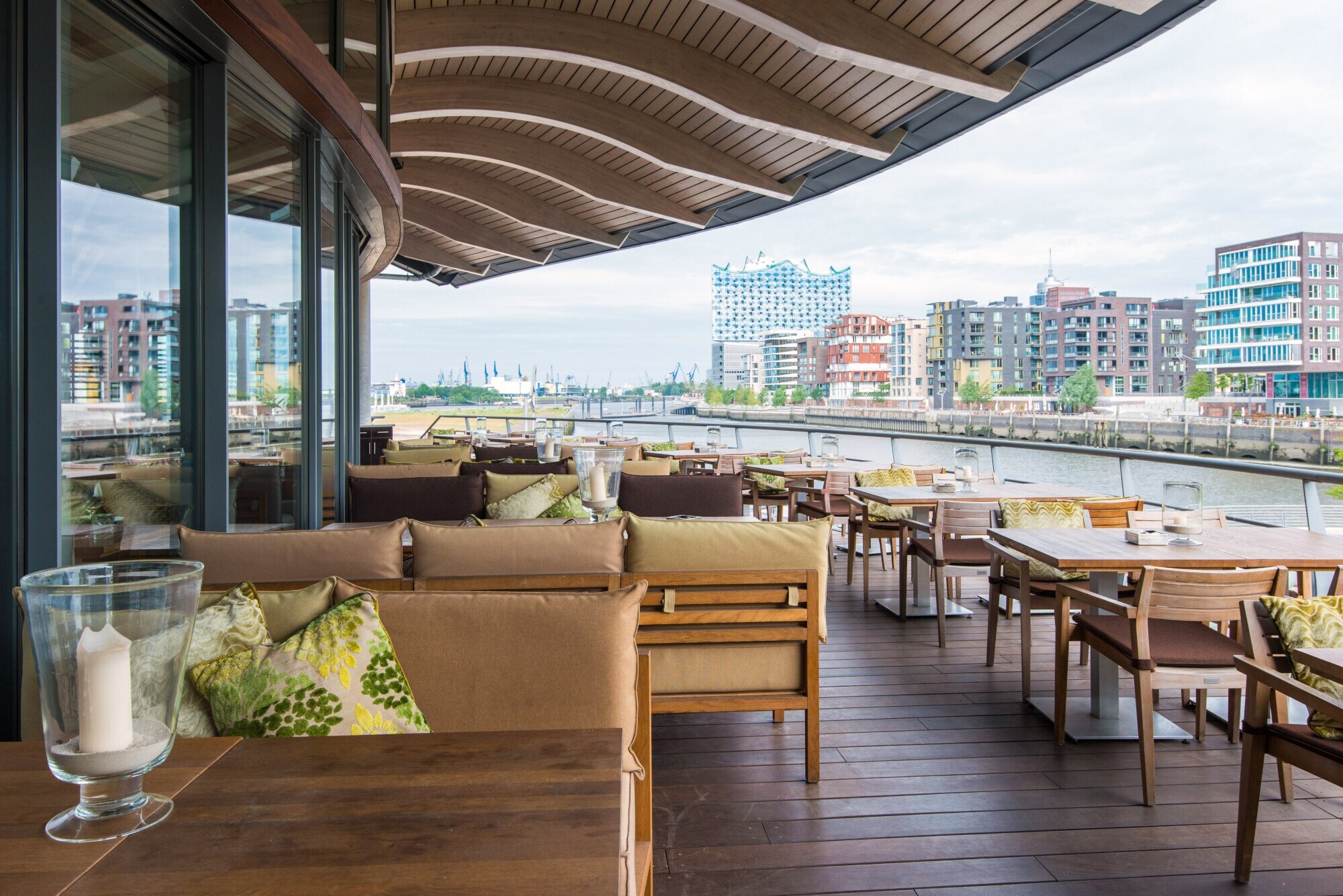 Blick von der Außenterrasse eines Restaurants auf die Hamburger Elbphilharmonie