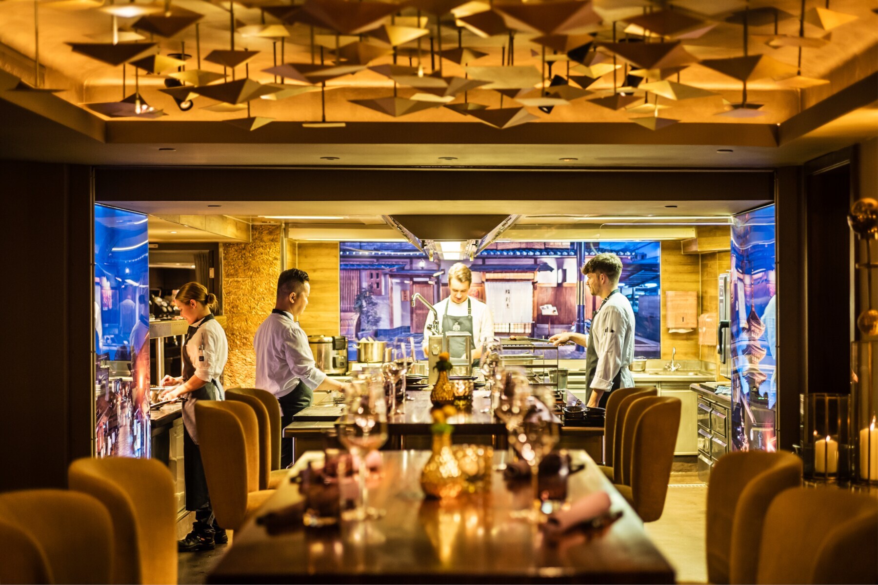 Offene Restaurantküche, in der gerade Essen zubereitet wird Offene Restaurantküche, in der gerade Essen zubereitet wird