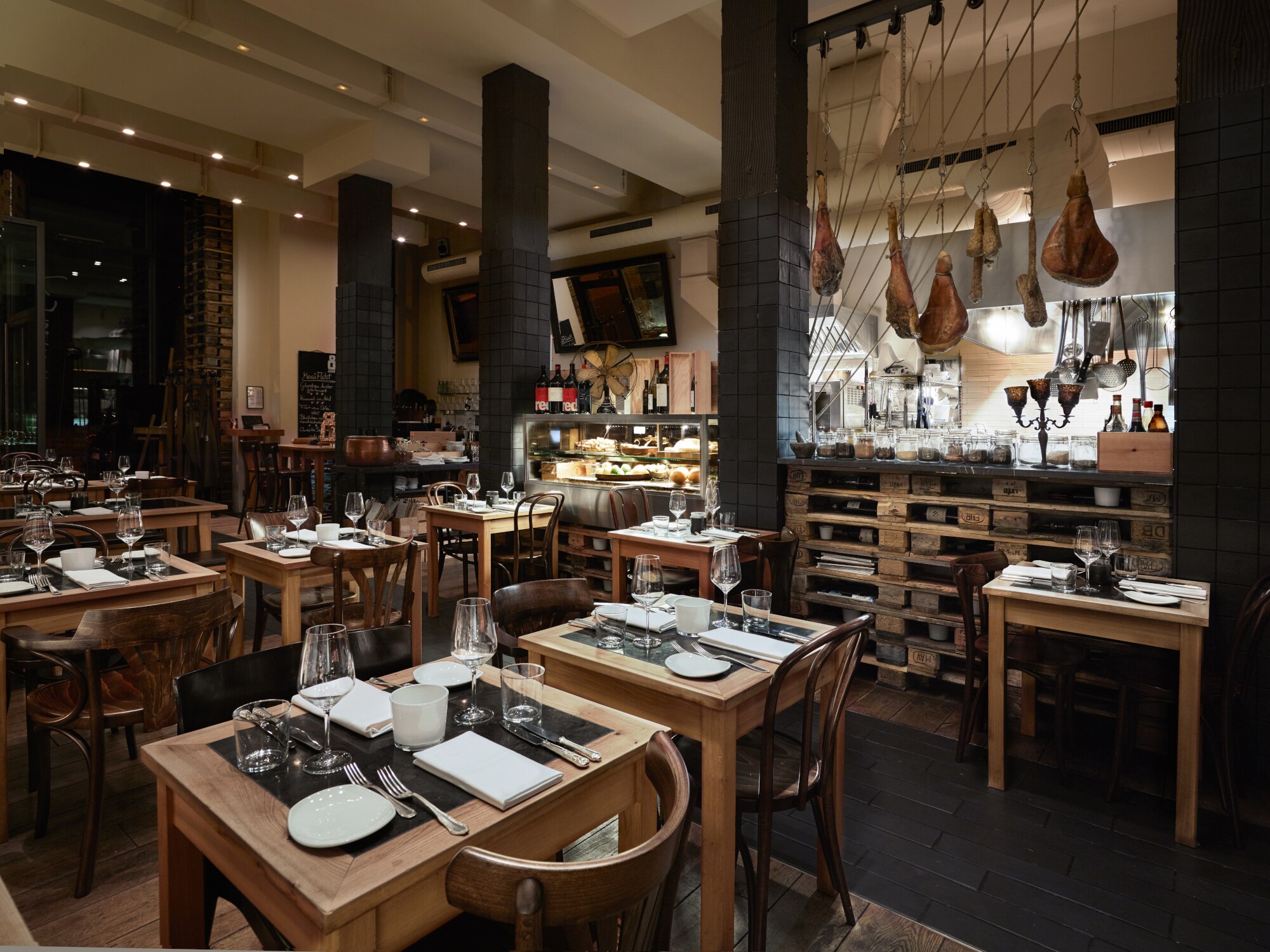 Gedeckte Holztische in der Weinbar ACHT in Köln