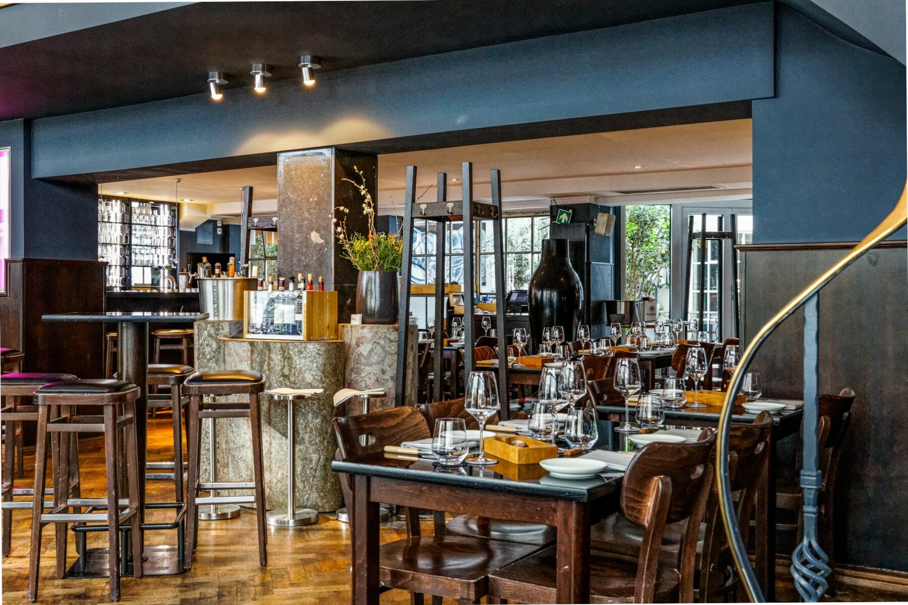 Gedeckte Tische in der HENNE Weinbar Gedeckte Tische in der HENNE Weinbar