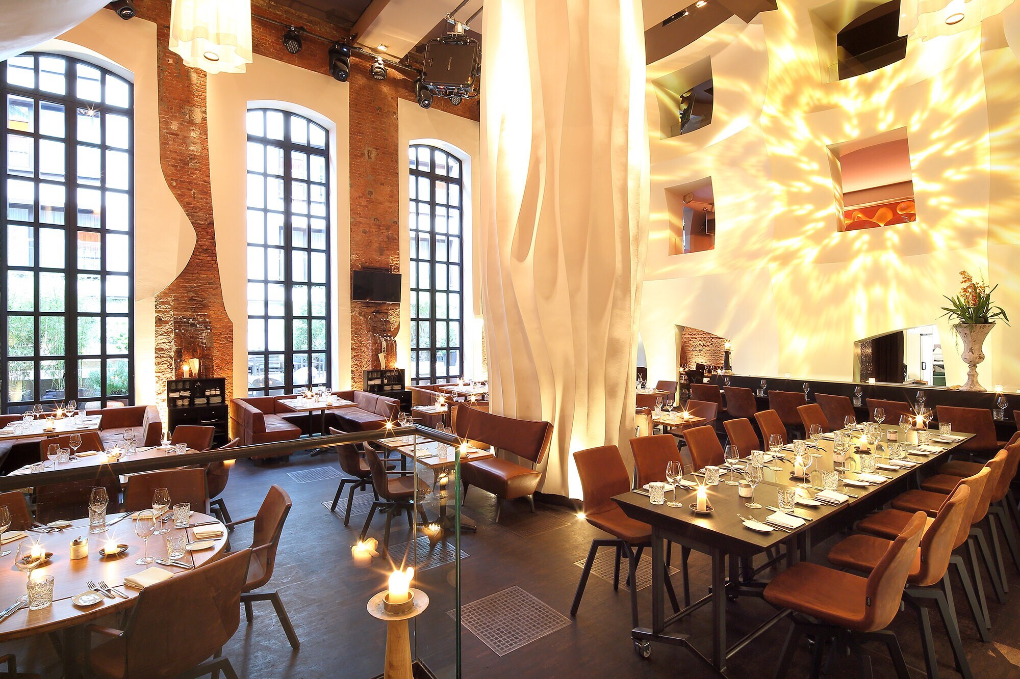 Gedeckte Tische im Restaurant des Hotels east.