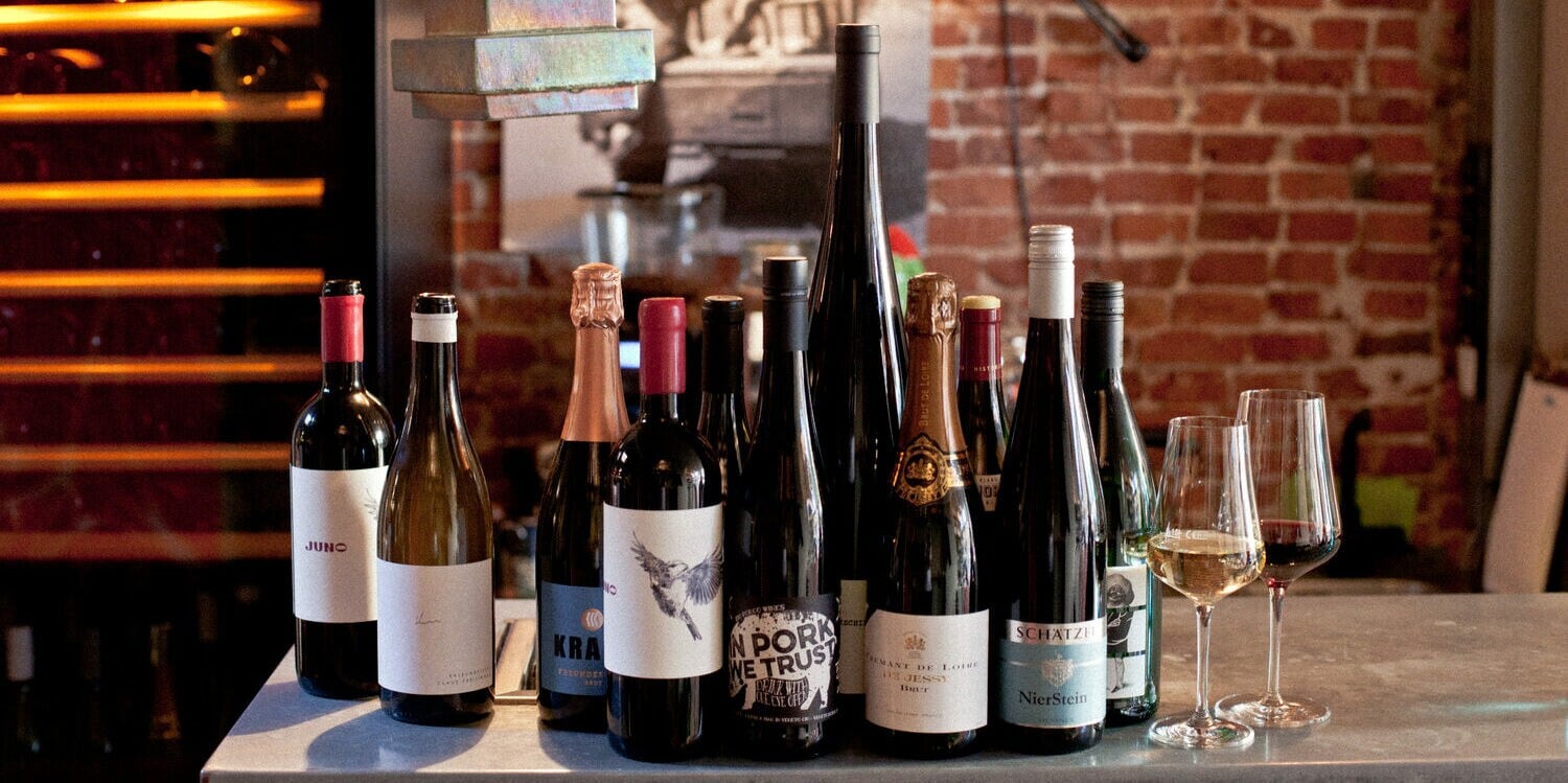 Mehrere Flaschen Wein stehen auf einem Tisch. Mehrere Flaschen Wein stehen auf einem Tisch.
