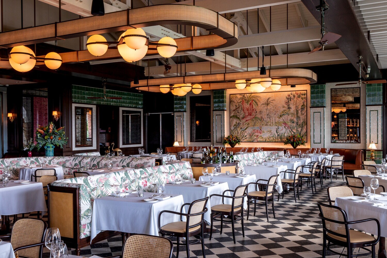 Blick in ein Restaurant, das floral und mit Flamingomotiven eingerichtet ist