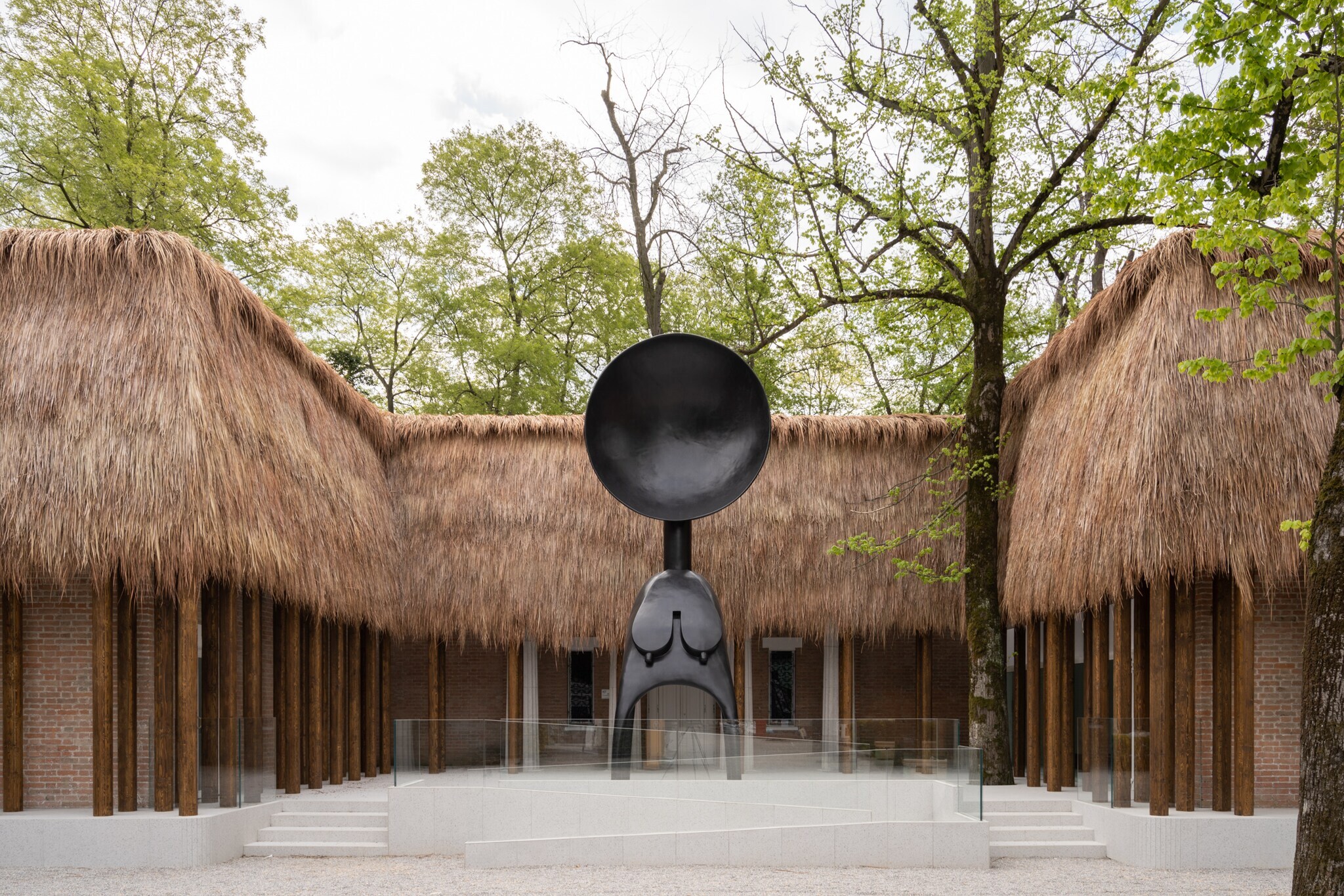 Skulptur von Simone Leigh vor dem US-Pavillon auf der Biennale 2022