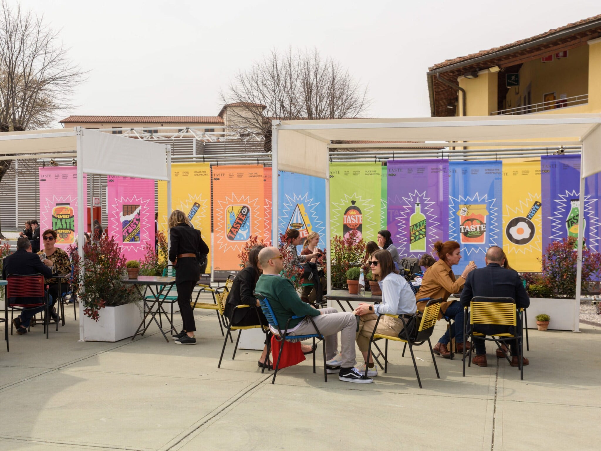 Terrasse mit Besuchern auf der Pitti Taste Messe Terrasse mit Besuchern auf der Pitti Taste Messe