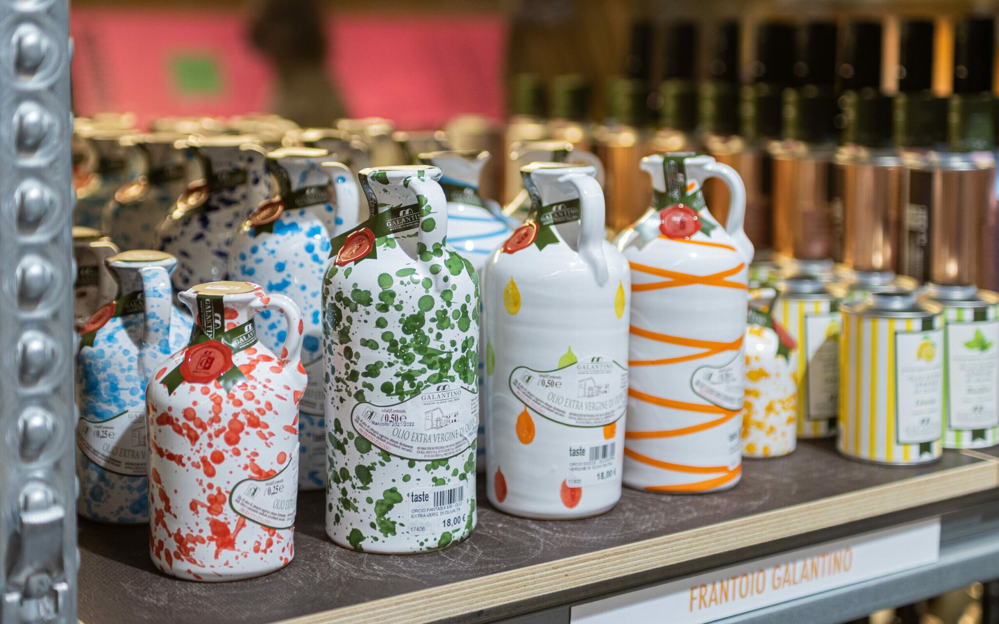 Olivenöl in kunstvollen Flaschen aus Keramik Olivenöl in kunstvollen Flaschen aus Keramik