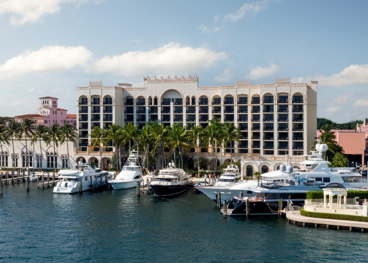 Yachten vor einem großen Hotel