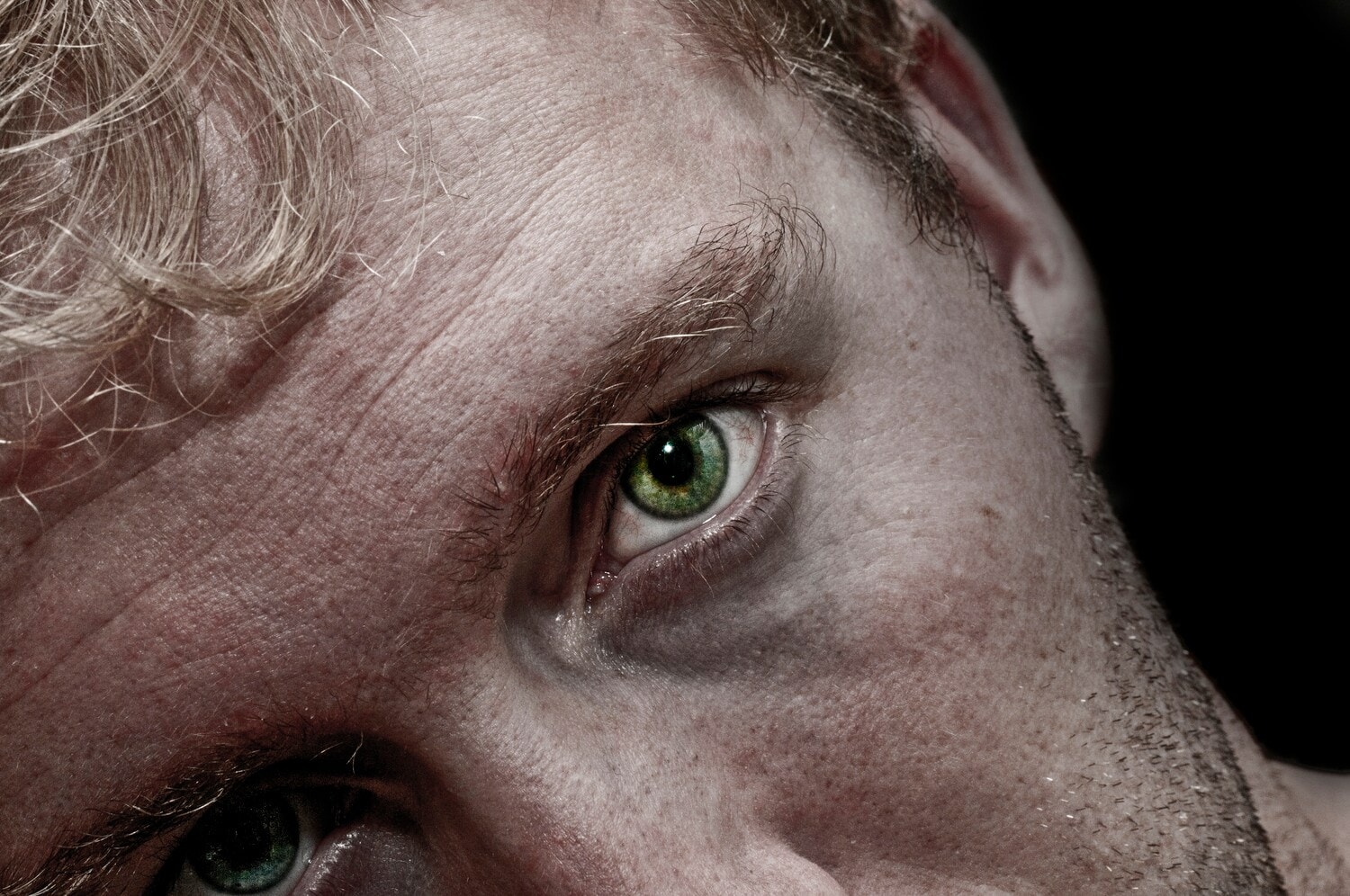 Ein Mann schaut in die Kamera. Ein Mann schaut in die Kamera.