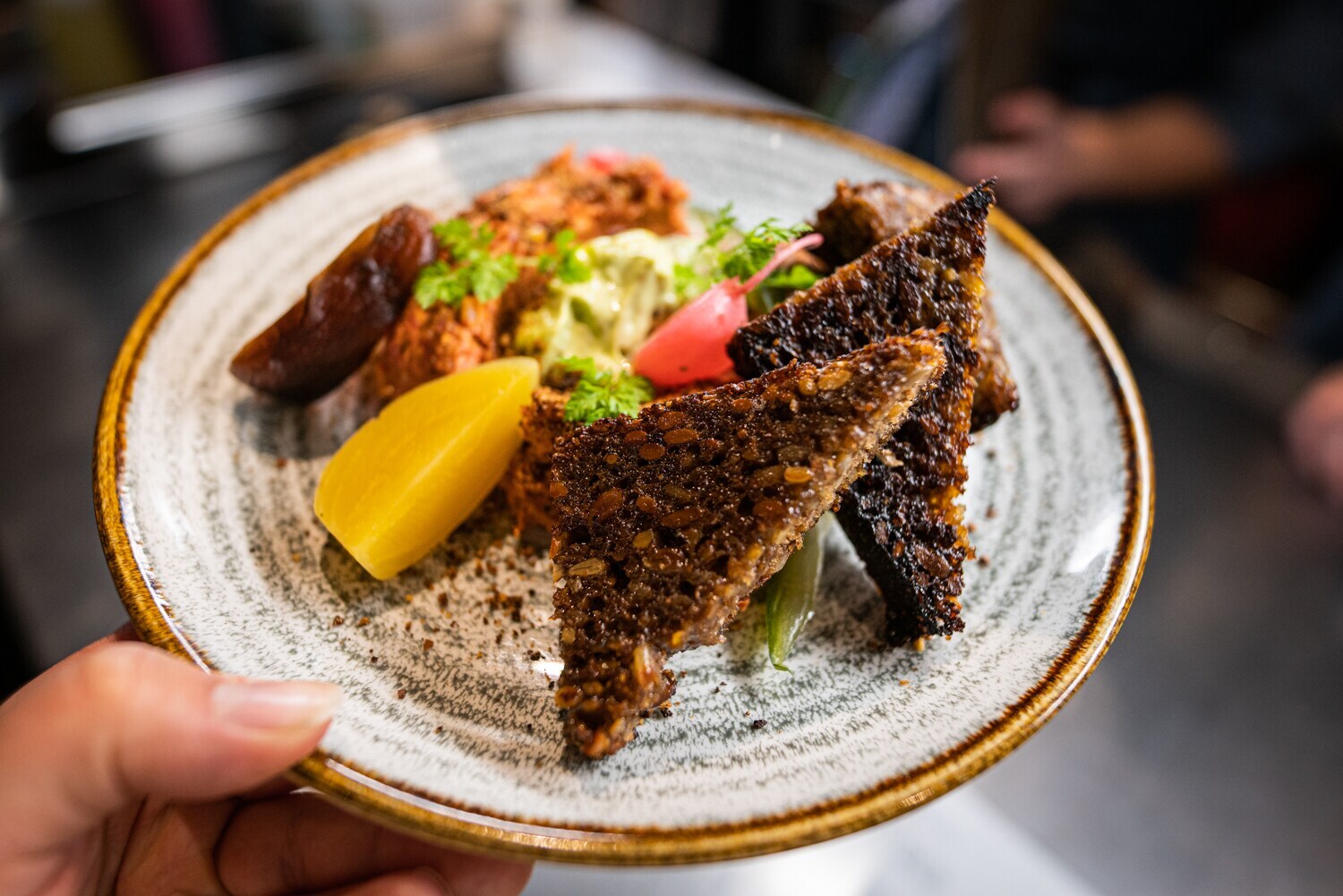 Auf einem Keramikteller ist Essen angerichtet Auf einem Keramikteller ist Essen angerichtet