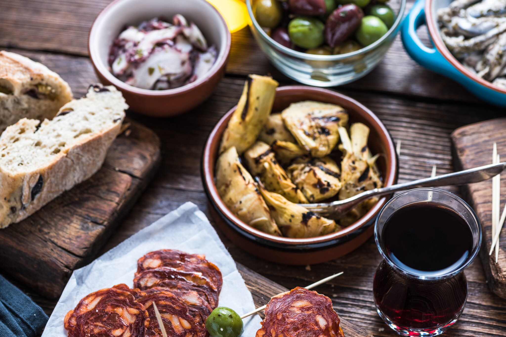 Spanische Tapas in kleinen Schälchen