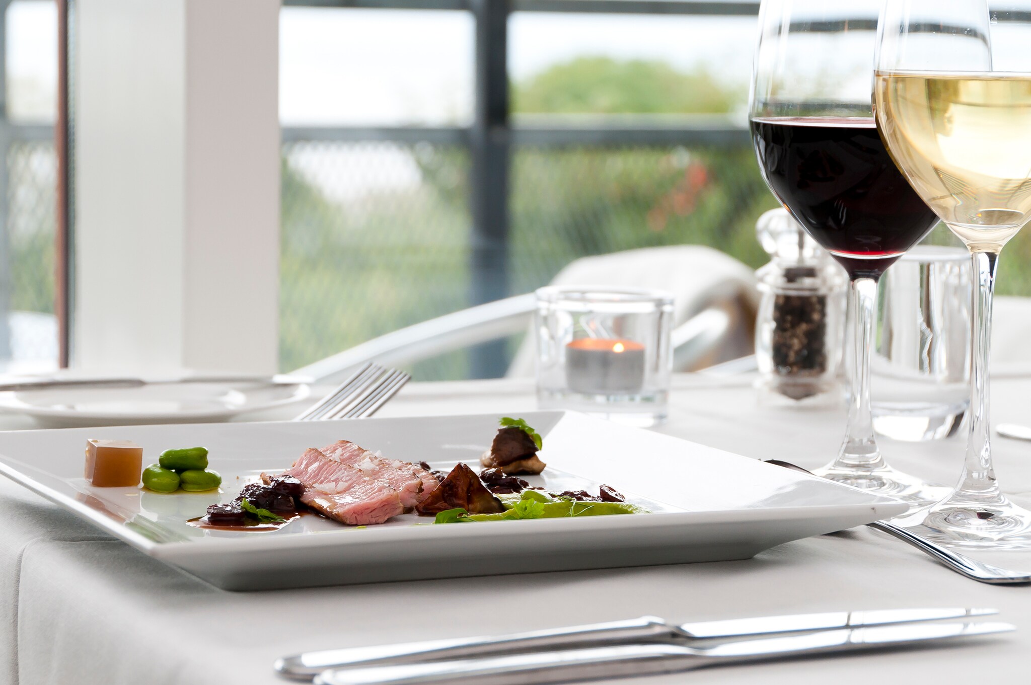 Gericht auf einem quadratischen Teller