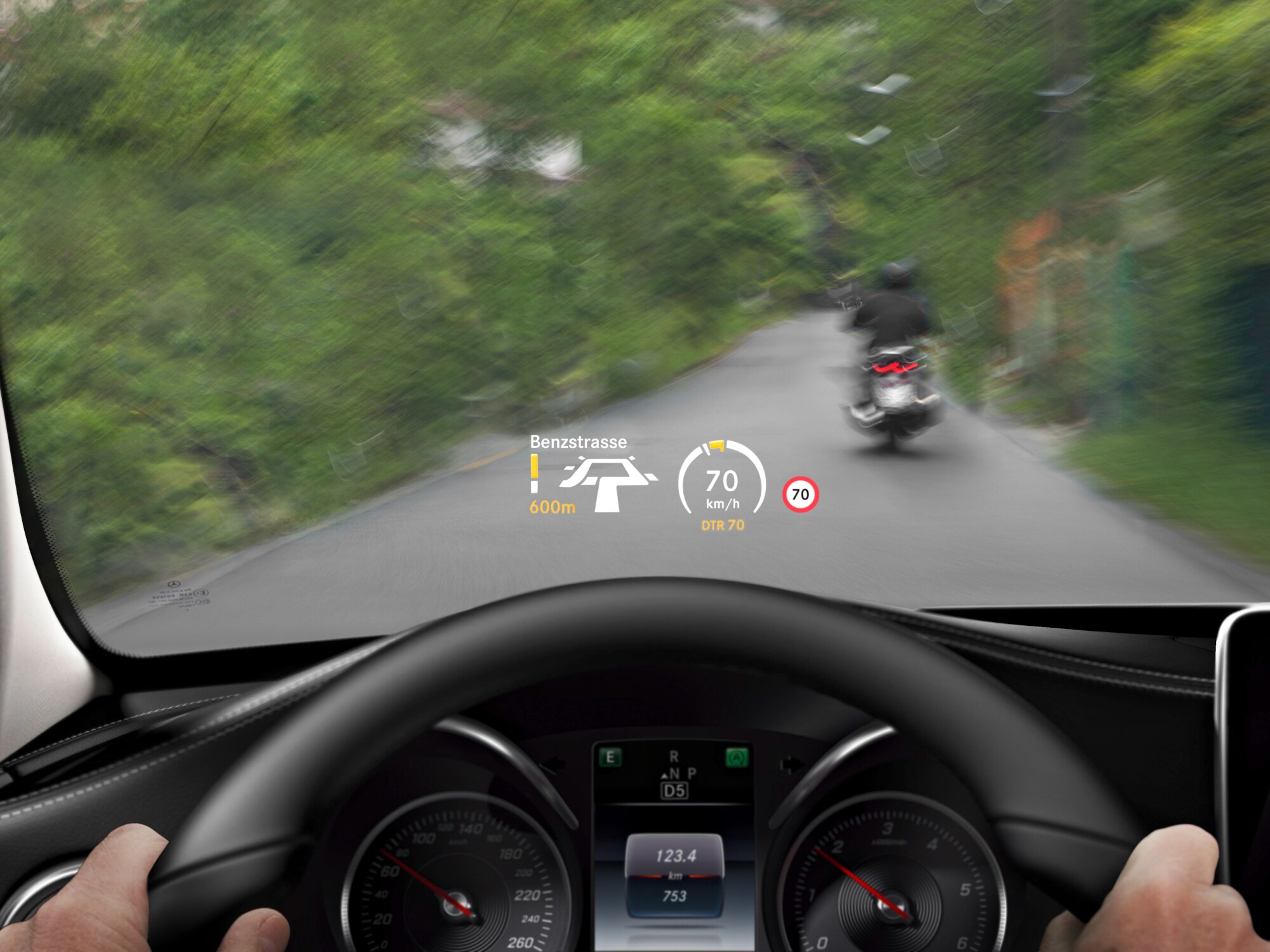 In der Frontscheibe eines Autos sind Informationen zu Tempo und Navigation eingeblendet In der Frontscheibe eines Autos sind Informationen zu Tempo und Navigation eingeblendet