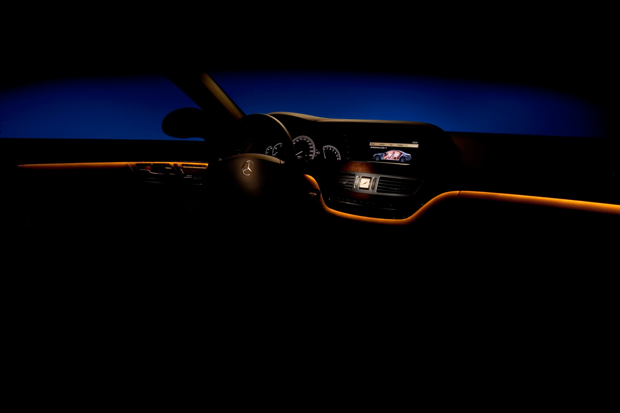 Eine Lichtleiste sorgt für dezente Beleuchtung im Innenraum eines Autos Eine Lichtleiste sorgt für dezente Beleuchtung im Innenraum eines Autos