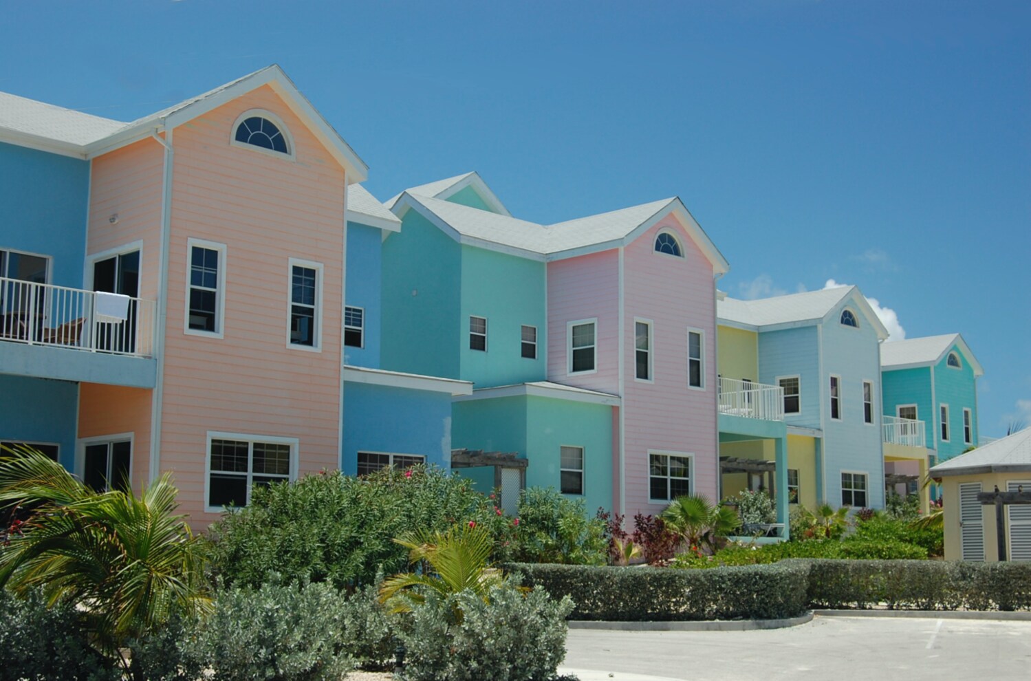 Eine Reihe pastellfarbener Häuser in der Sonne