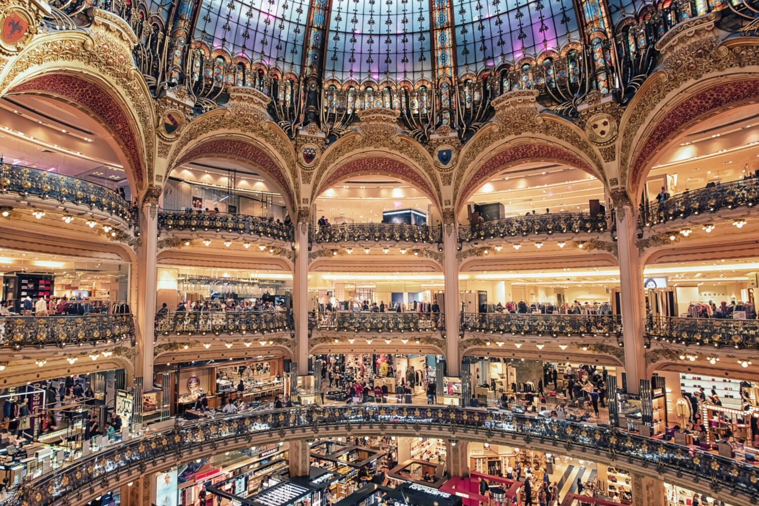 Zentrale, runde Halle des Pariser Kaufhauses Galeries Lafayette mit Balkonen und imposanter Glaskuppel in Jugendstilarchitektur Zentrale, runde Halle des Pariser Kaufhauses Galeries Lafayette mit Balkonen und imposanter Glaskuppel in Jugendstilarchitektur