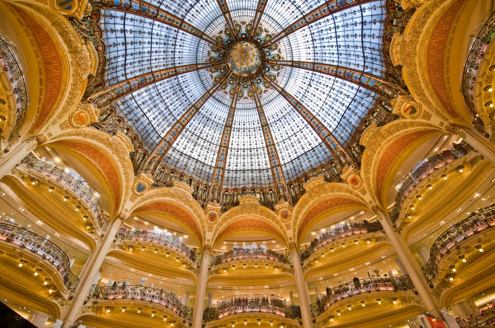 Zentrale, runde Halle des Pariser Kaufhauses Galeries Lafayette mit Balkonen und imposanter Glaskuppel in Jugendstilarchitektur Zentrale, runde Halle des Pariser Kaufhauses Galeries Lafayette mit Balkonen und imposanter Glaskuppel in Jugendstilarchitektur