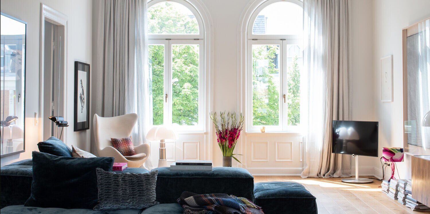 Blick in den Showroom von decorazioni, der wie ein gemütliches Wohnzimmer wirkt.